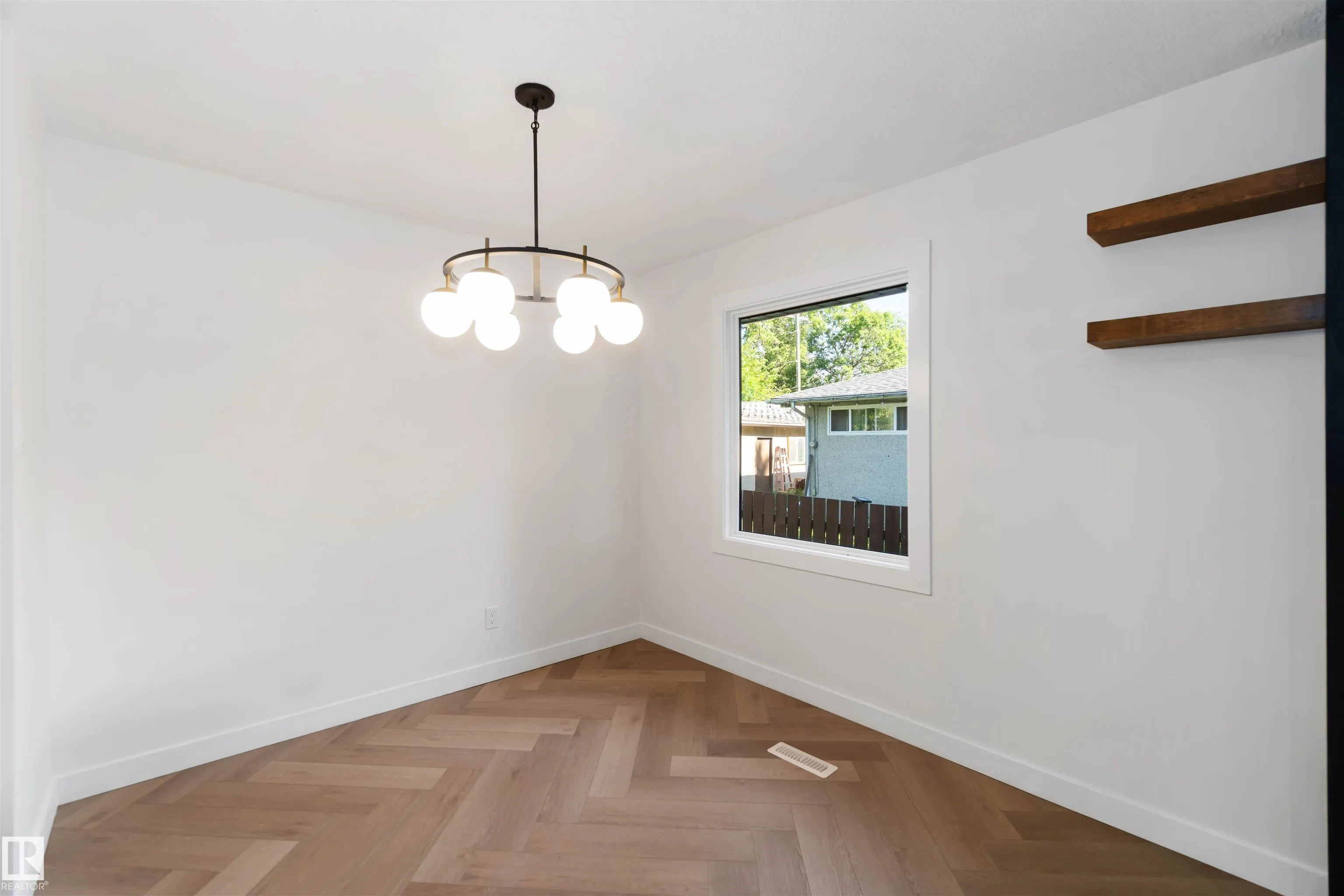 22 SUNNYSIDE Crescent