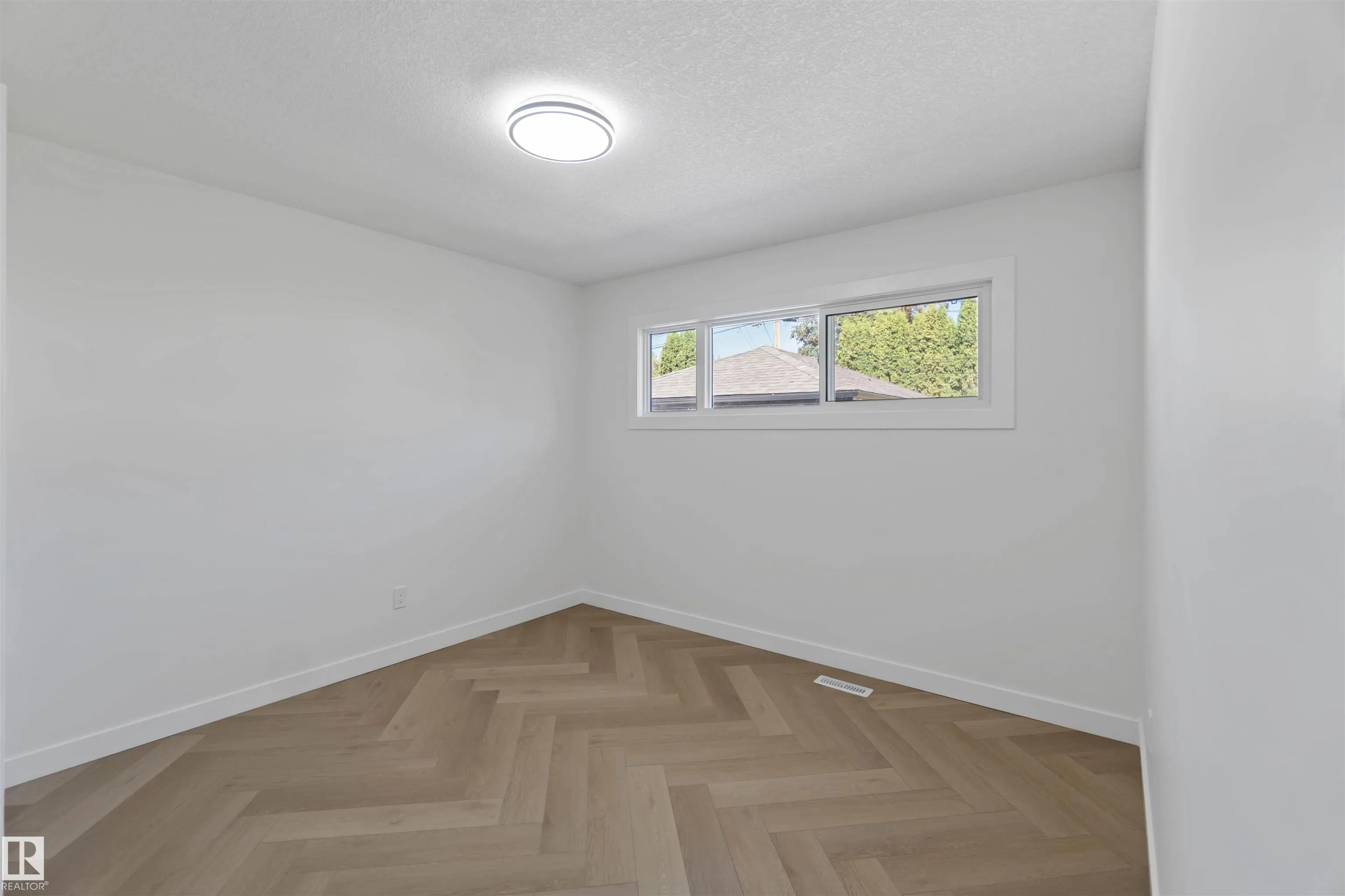 22 SUNNYSIDE Crescent