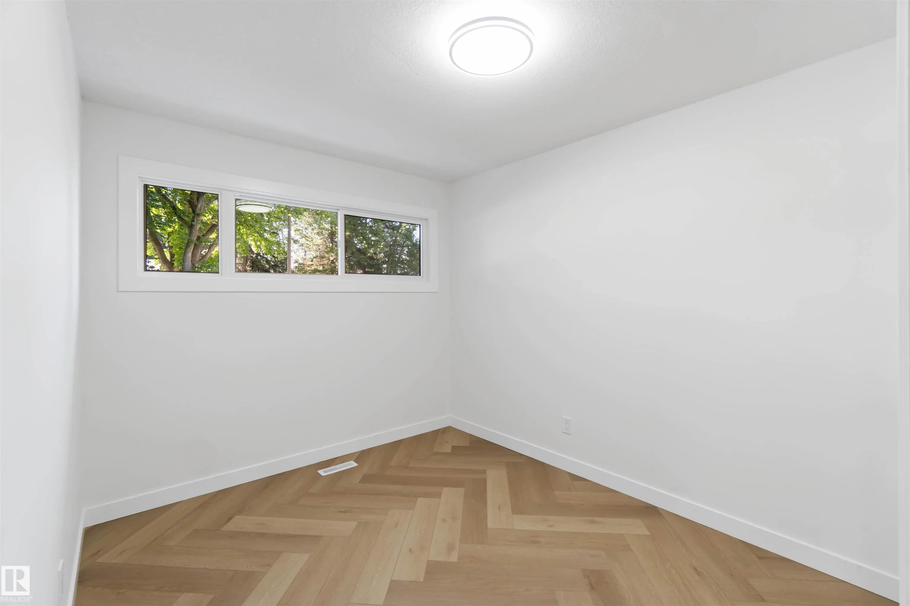 22 SUNNYSIDE Crescent