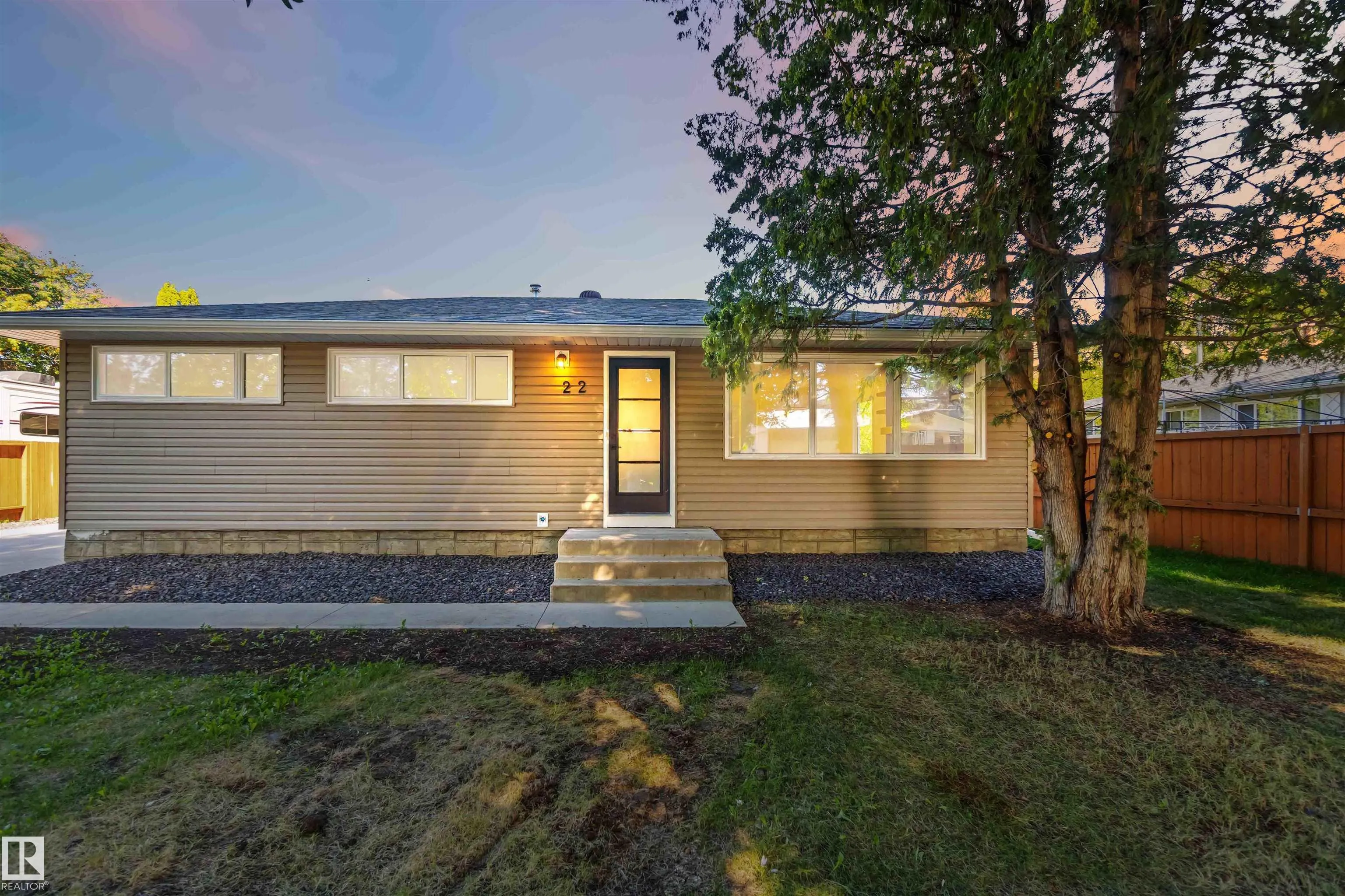 22 SUNNYSIDE Crescent