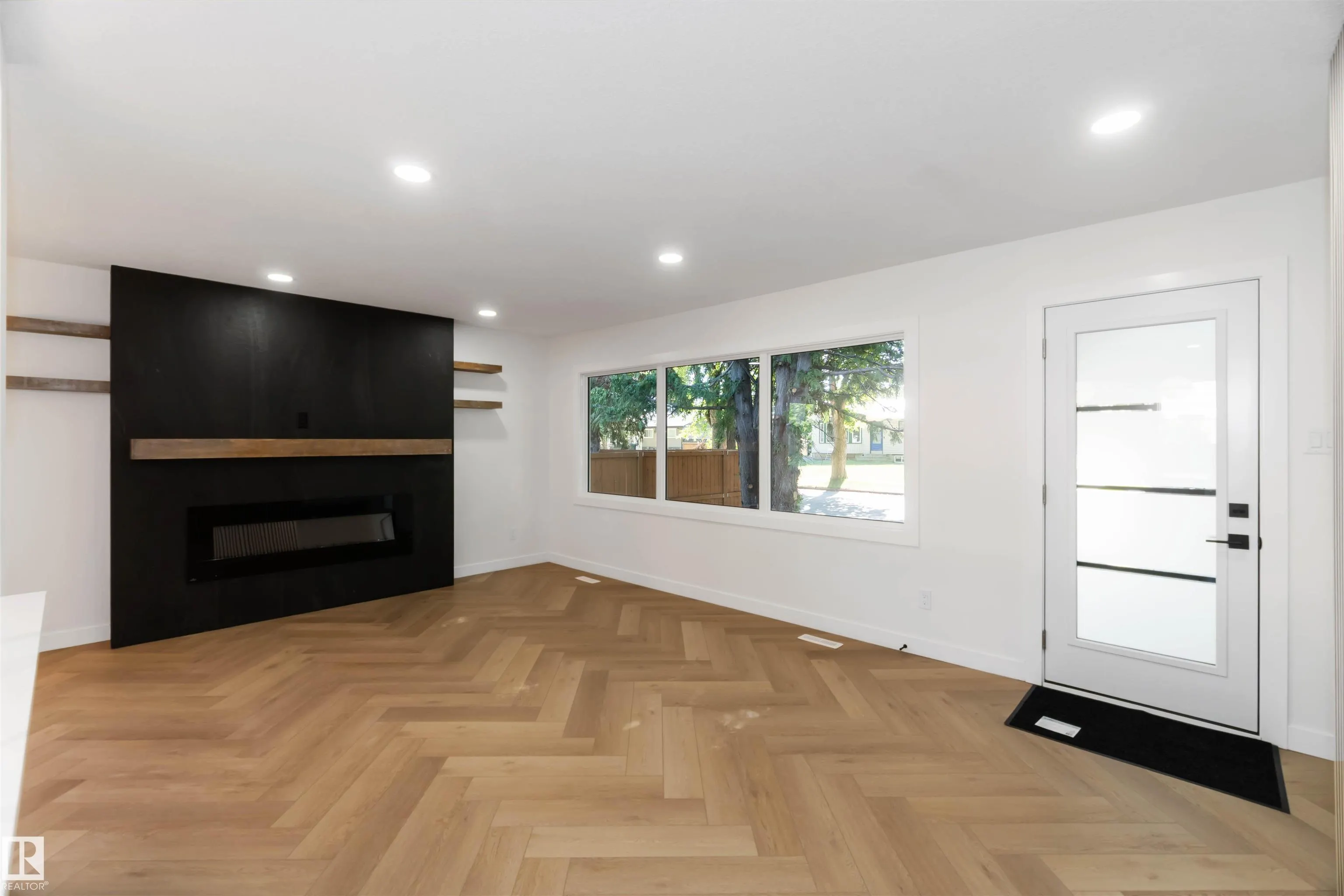 22 SUNNYSIDE Crescent