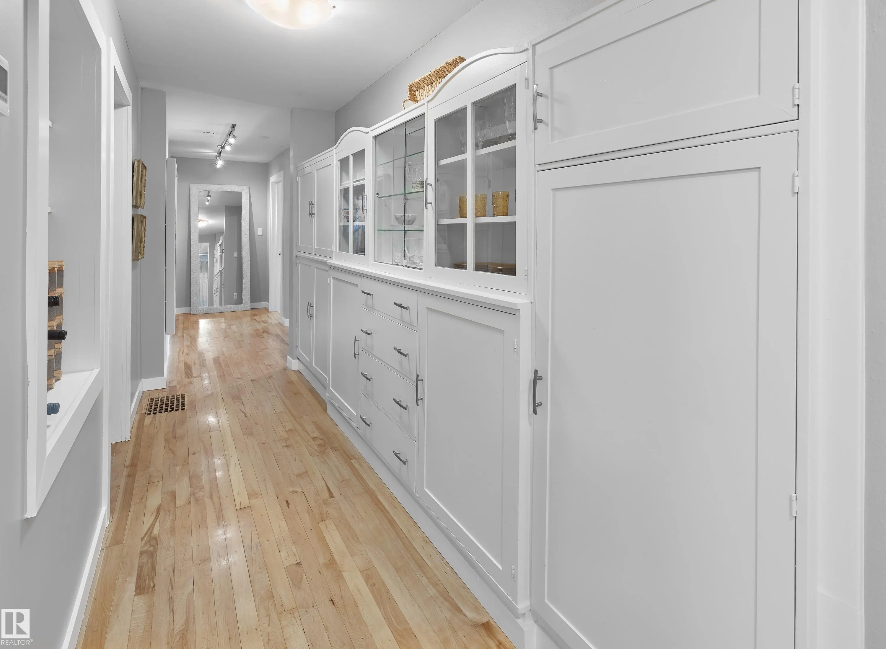 10303 GLENORA Crescent