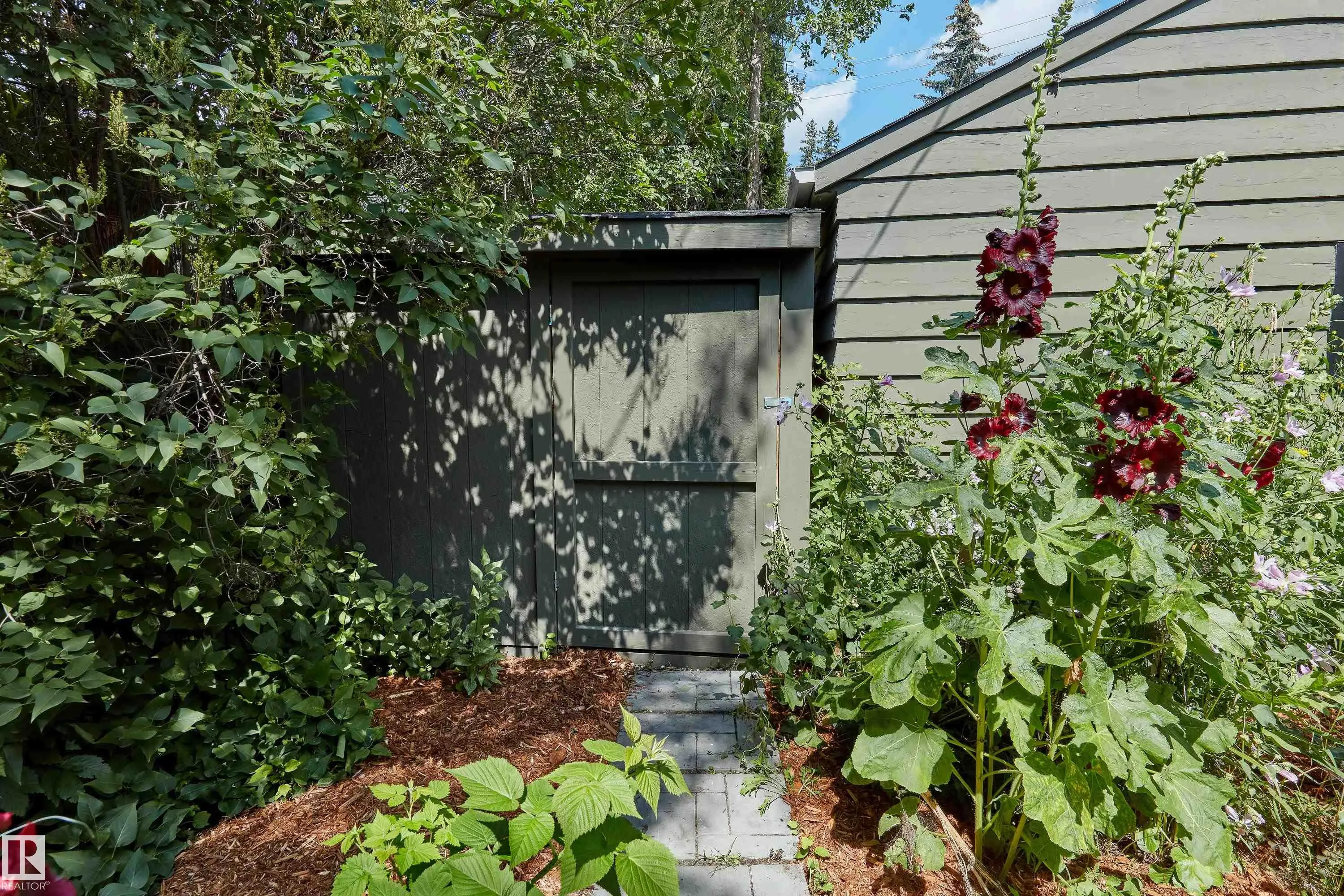10303 GLENORA Crescent
