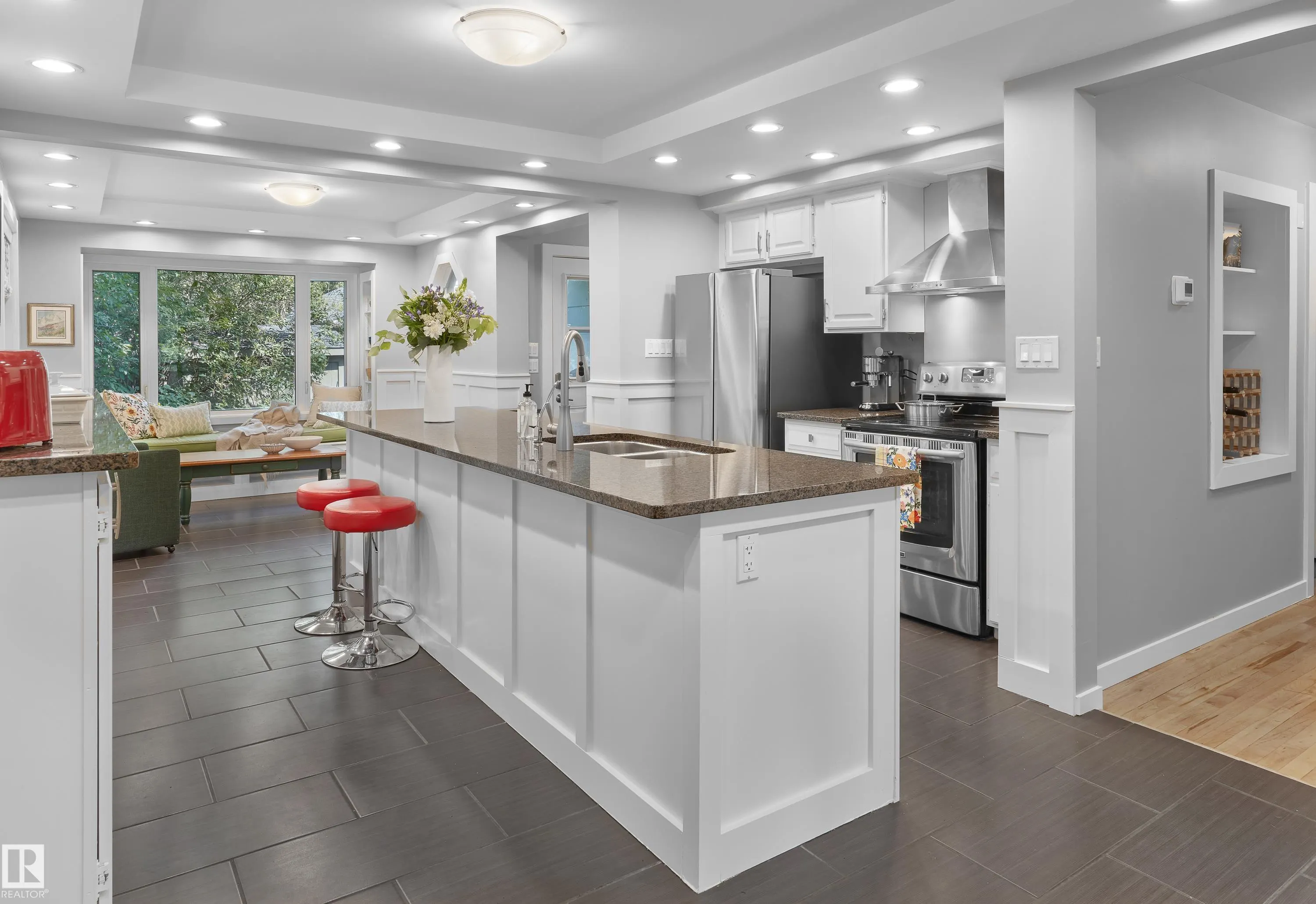 10303 GLENORA Crescent