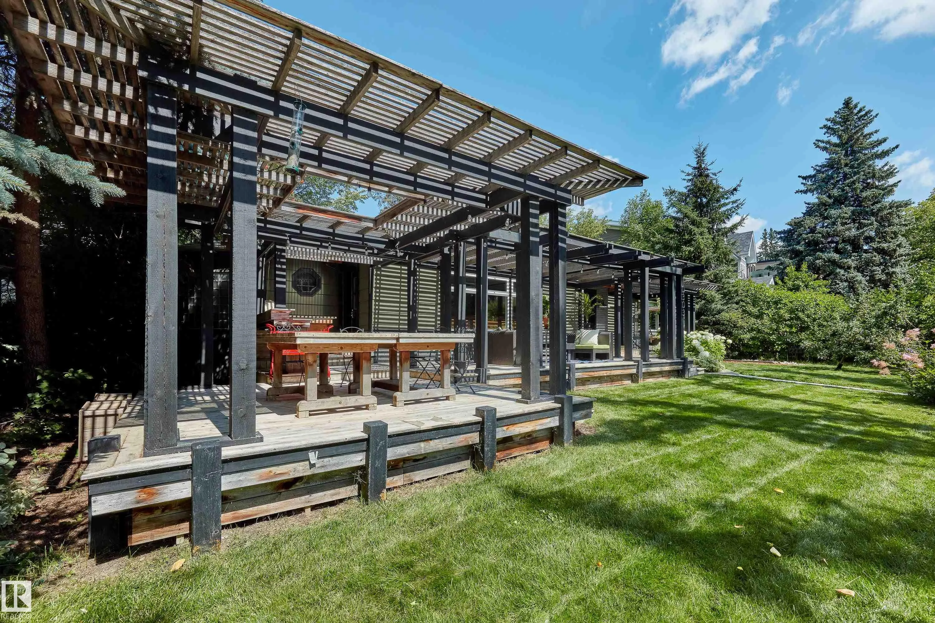 10303 GLENORA Crescent