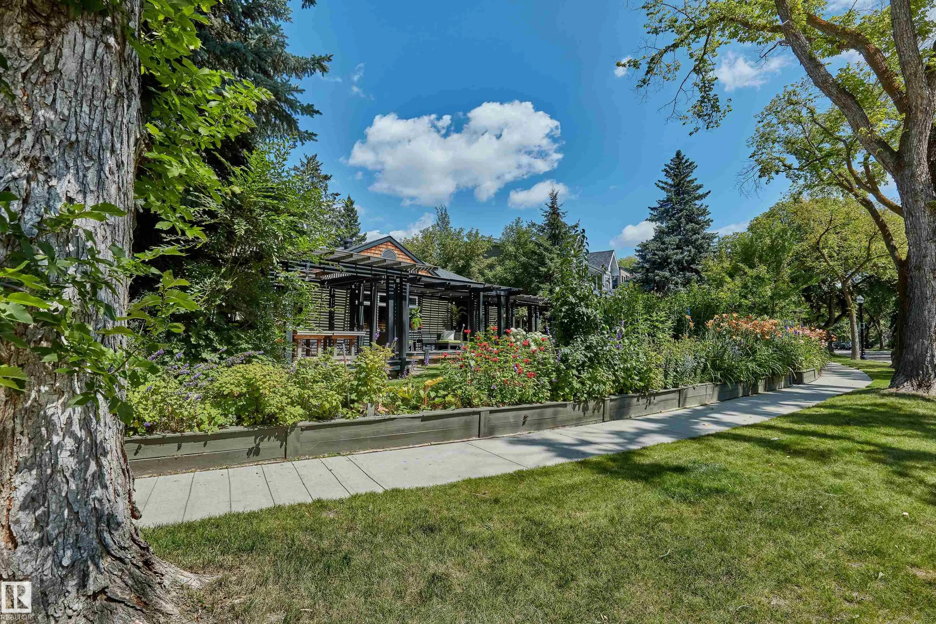 10303 GLENORA Crescent