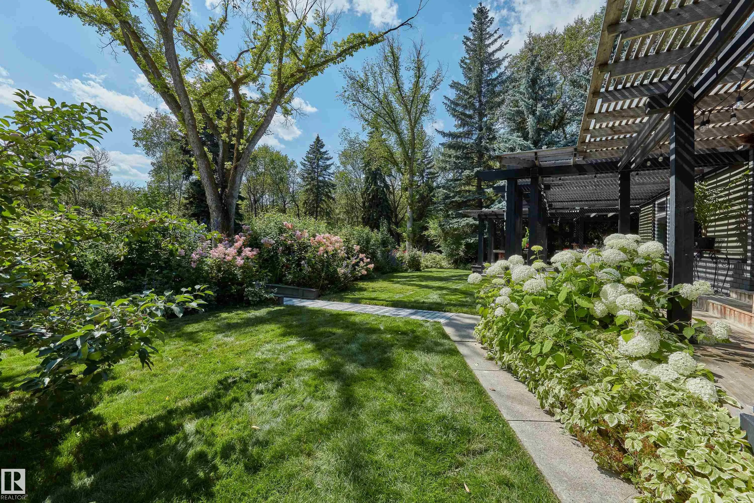 10303 GLENORA Crescent