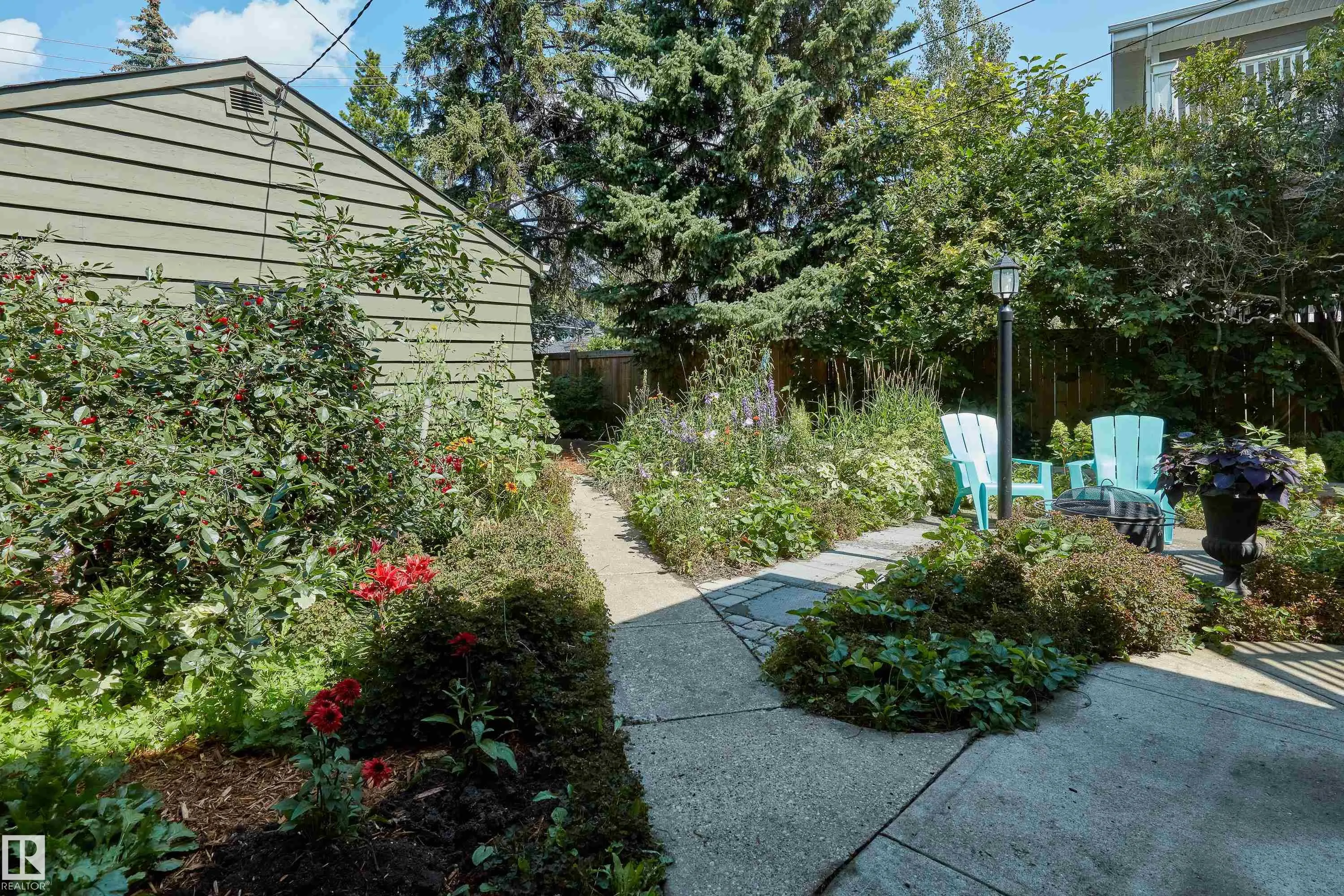 10303 GLENORA Crescent