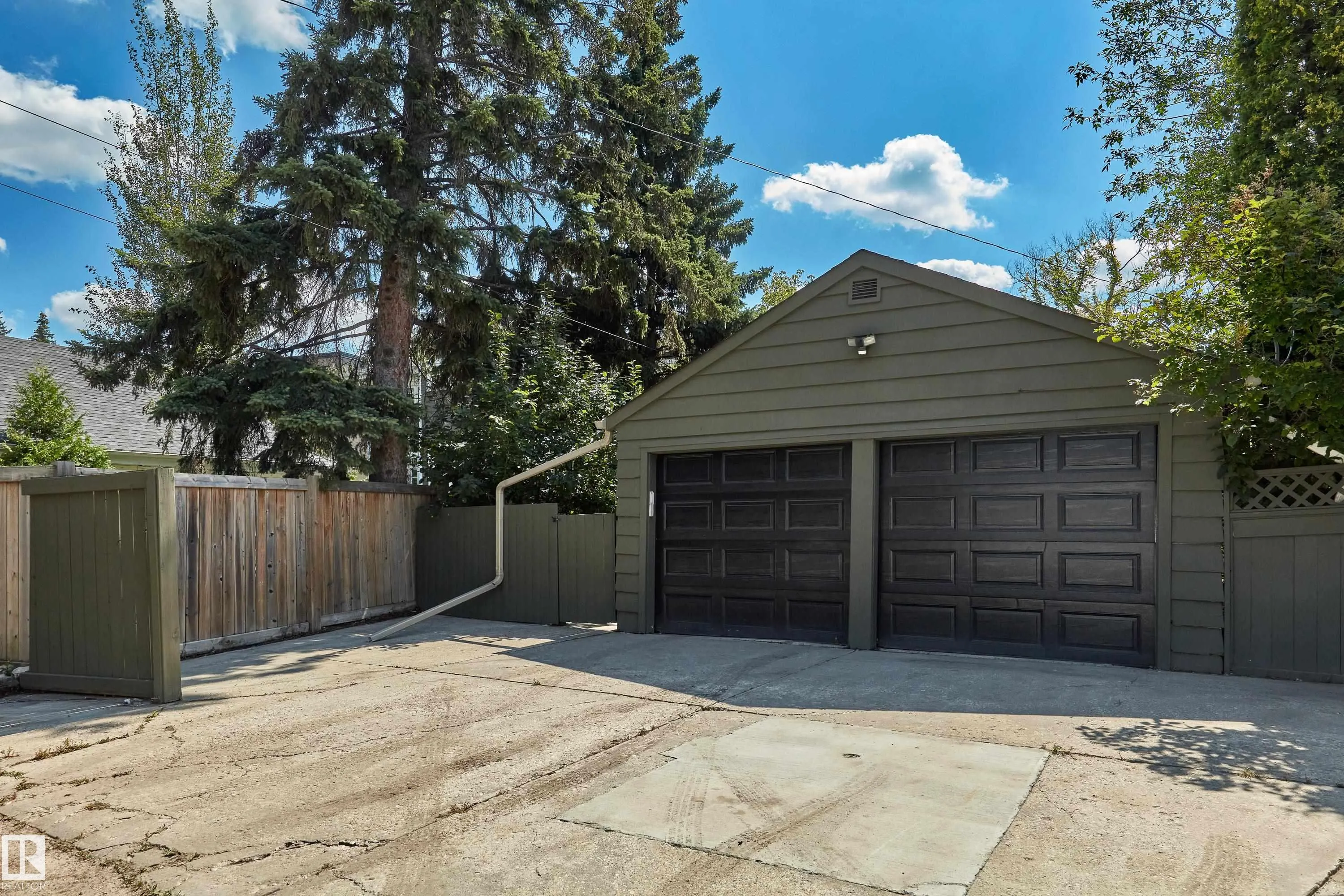 10303 GLENORA Crescent