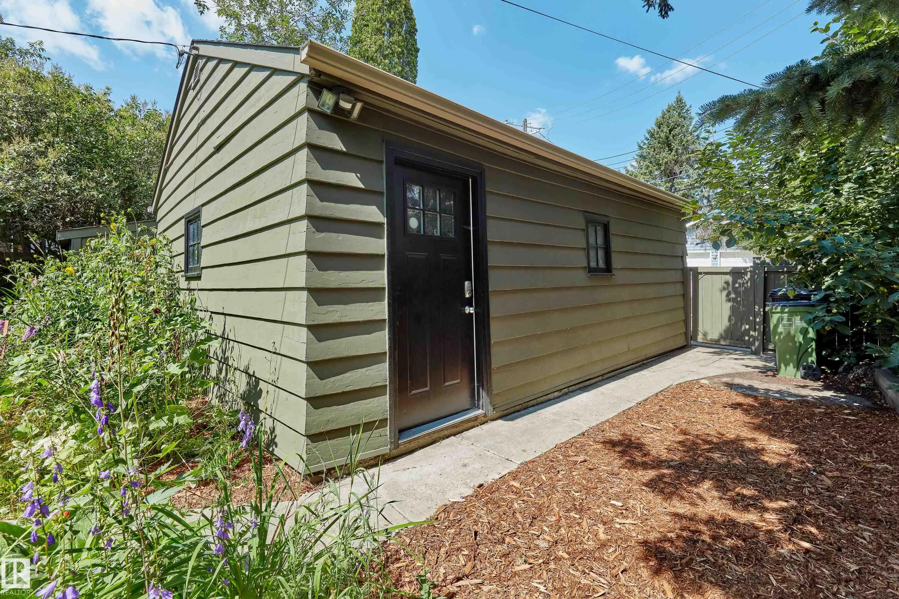 10303 GLENORA Crescent