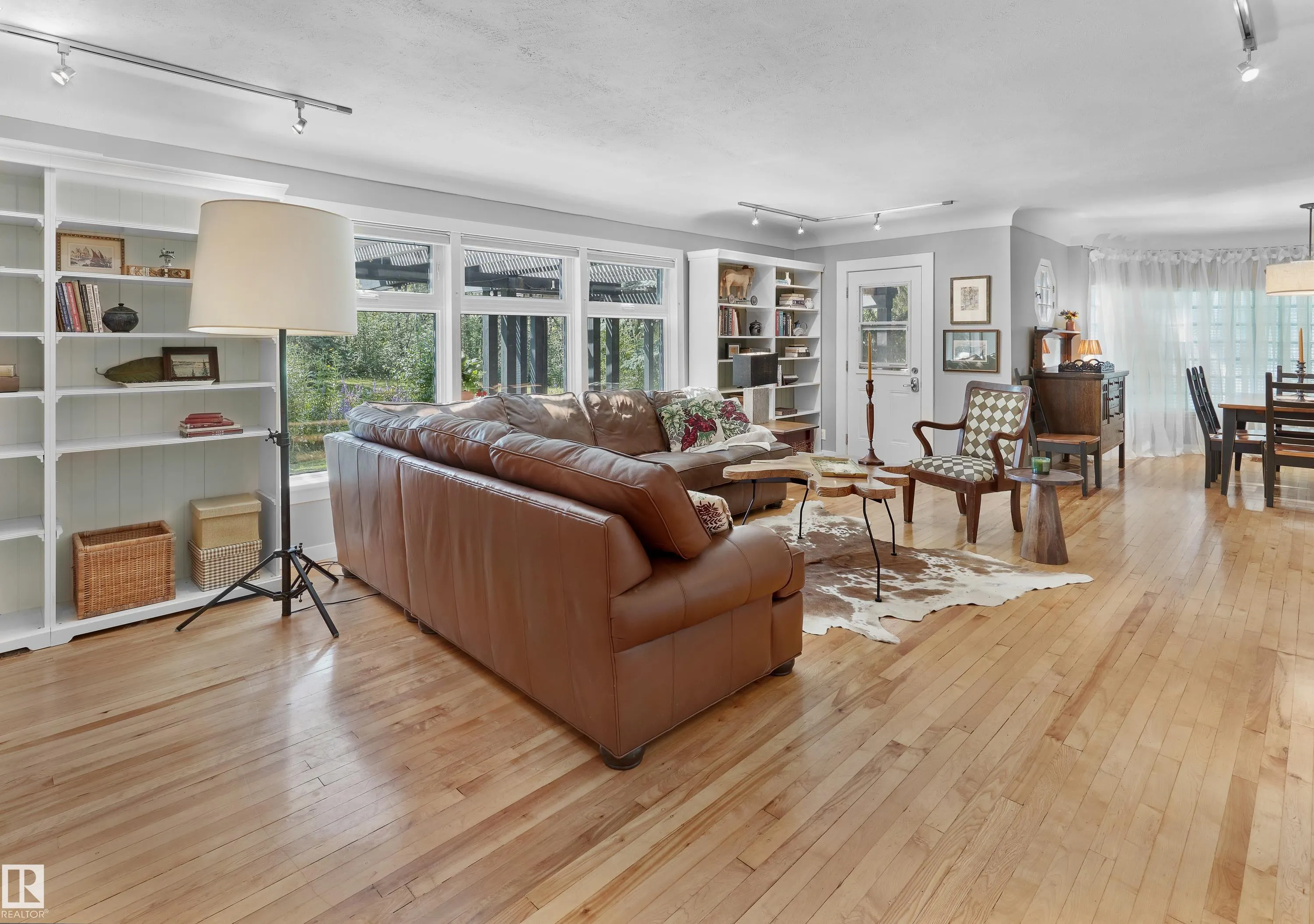 10303 GLENORA Crescent