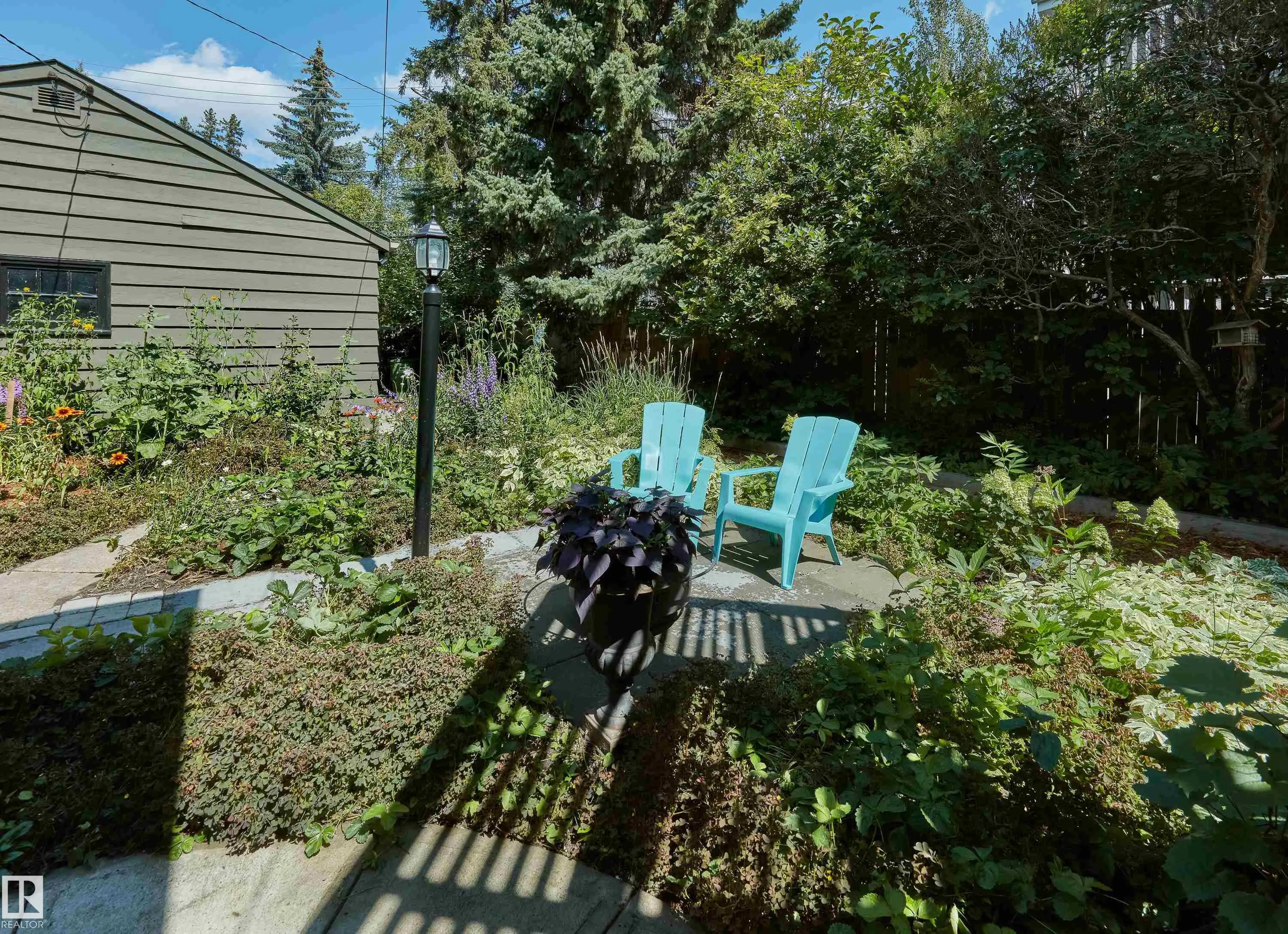 10303 GLENORA Crescent