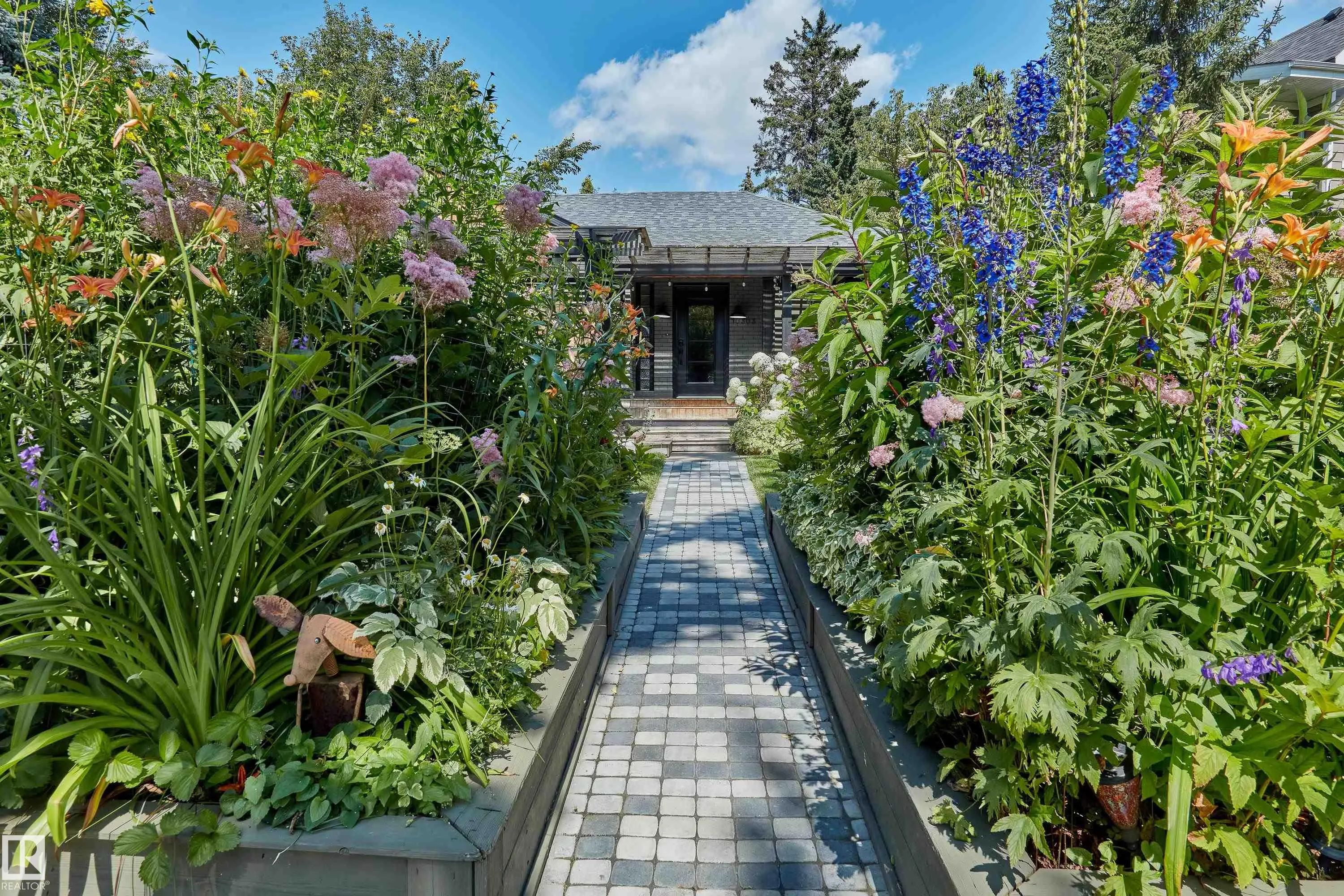 10303 GLENORA Crescent