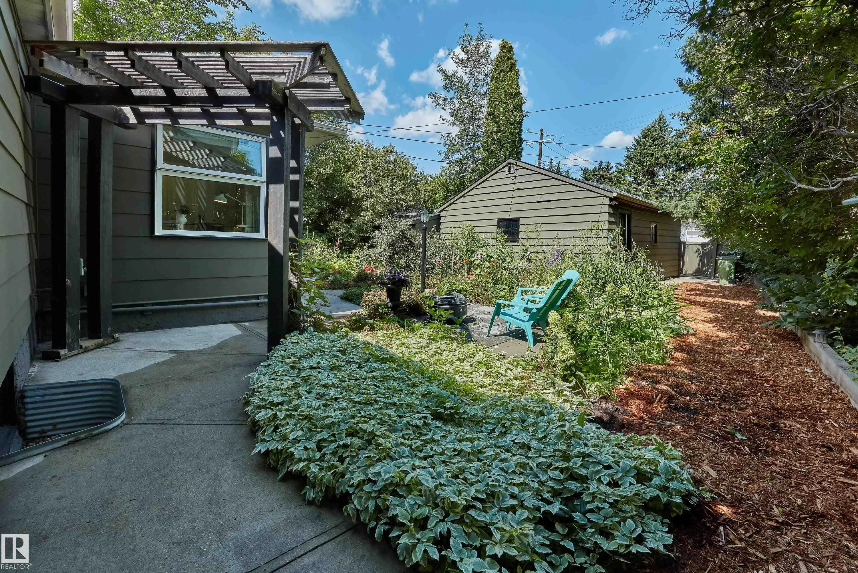 10303 GLENORA Crescent