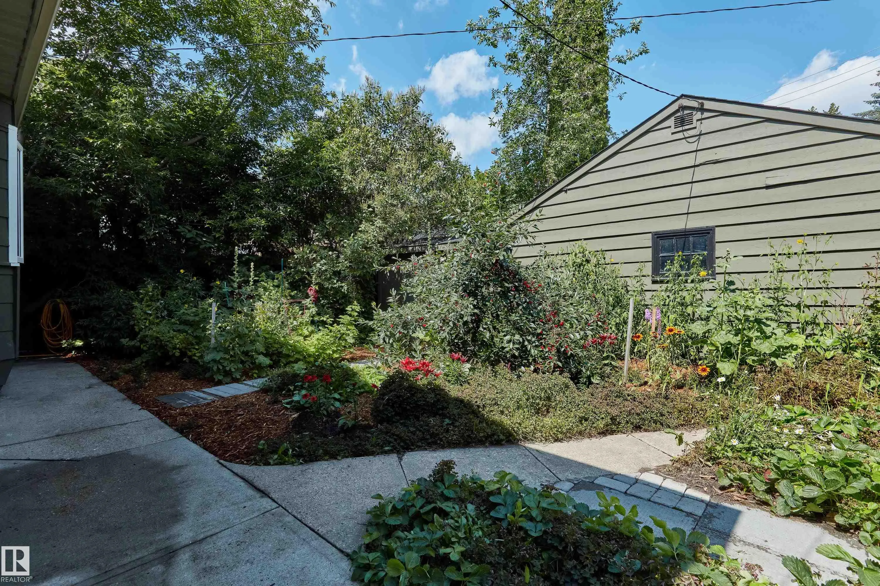 10303 GLENORA Crescent