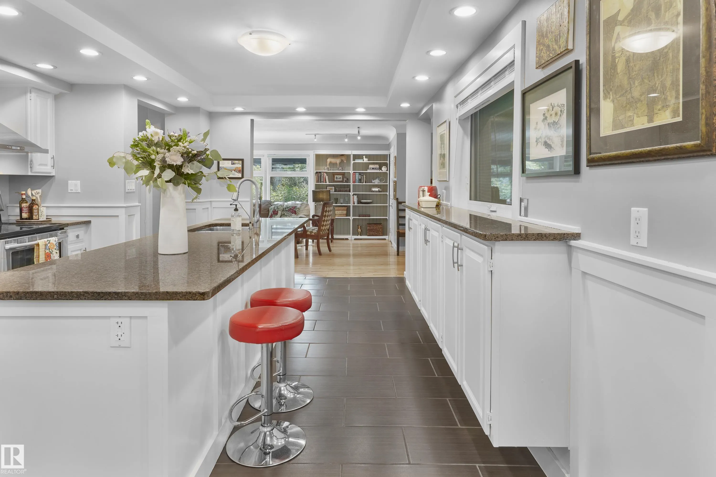 10303 GLENORA Crescent