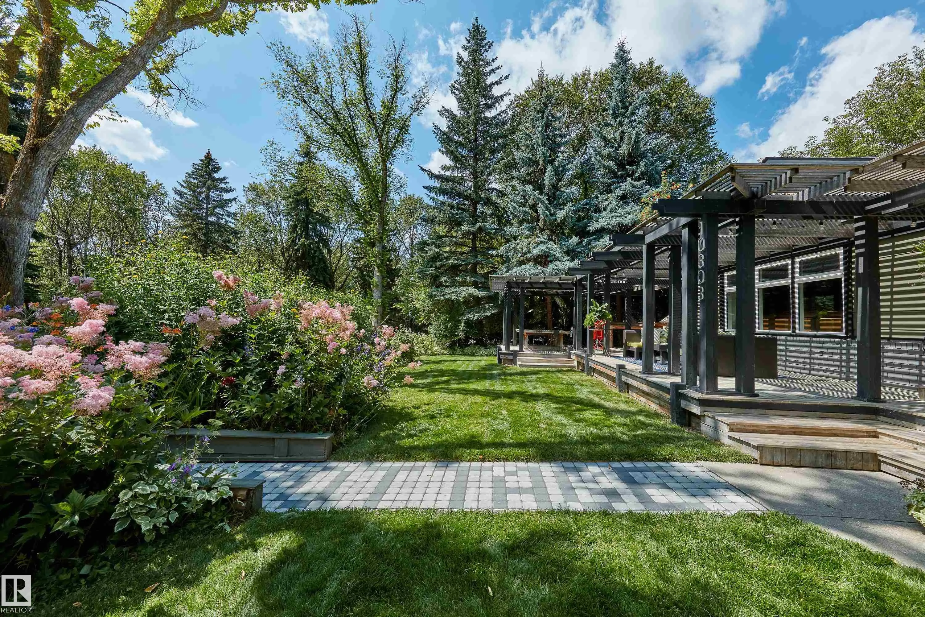 10303 GLENORA Crescent