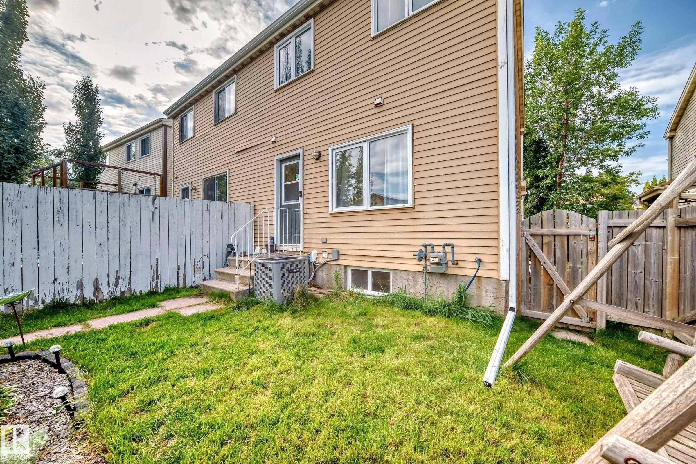 869 VILLAGE Mews