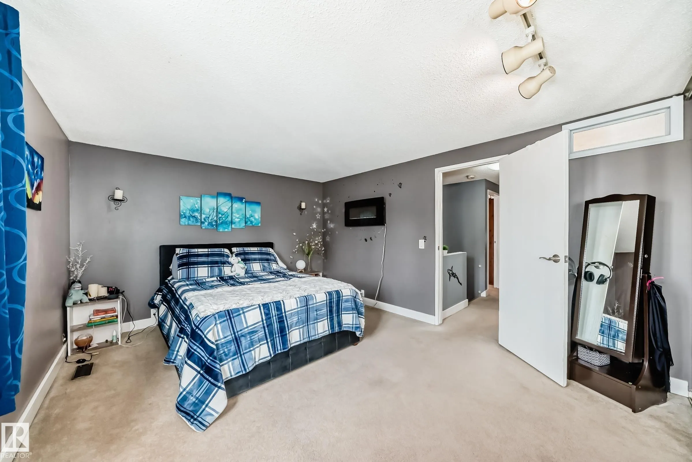 869 VILLAGE Mews