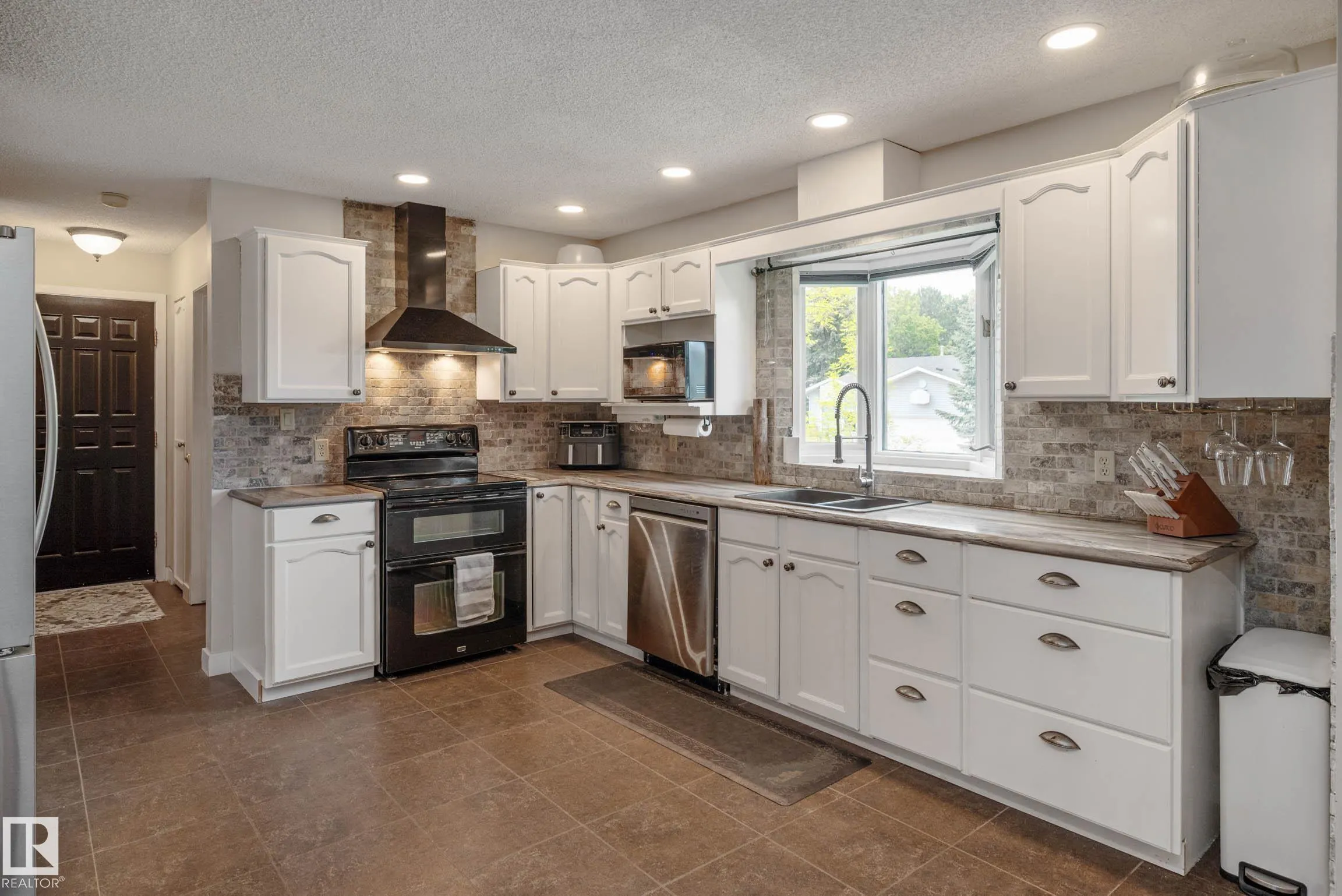 7 FIELDSTONE Cove