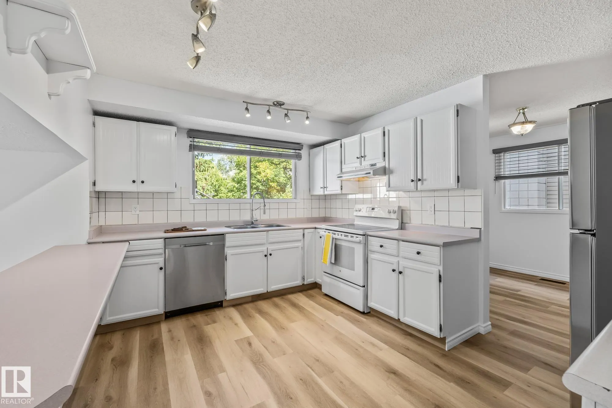 32 BUTTERFIELD Crescent
