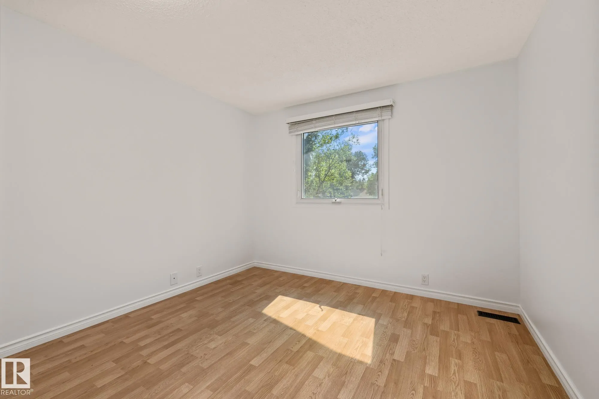 32 BUTTERFIELD Crescent