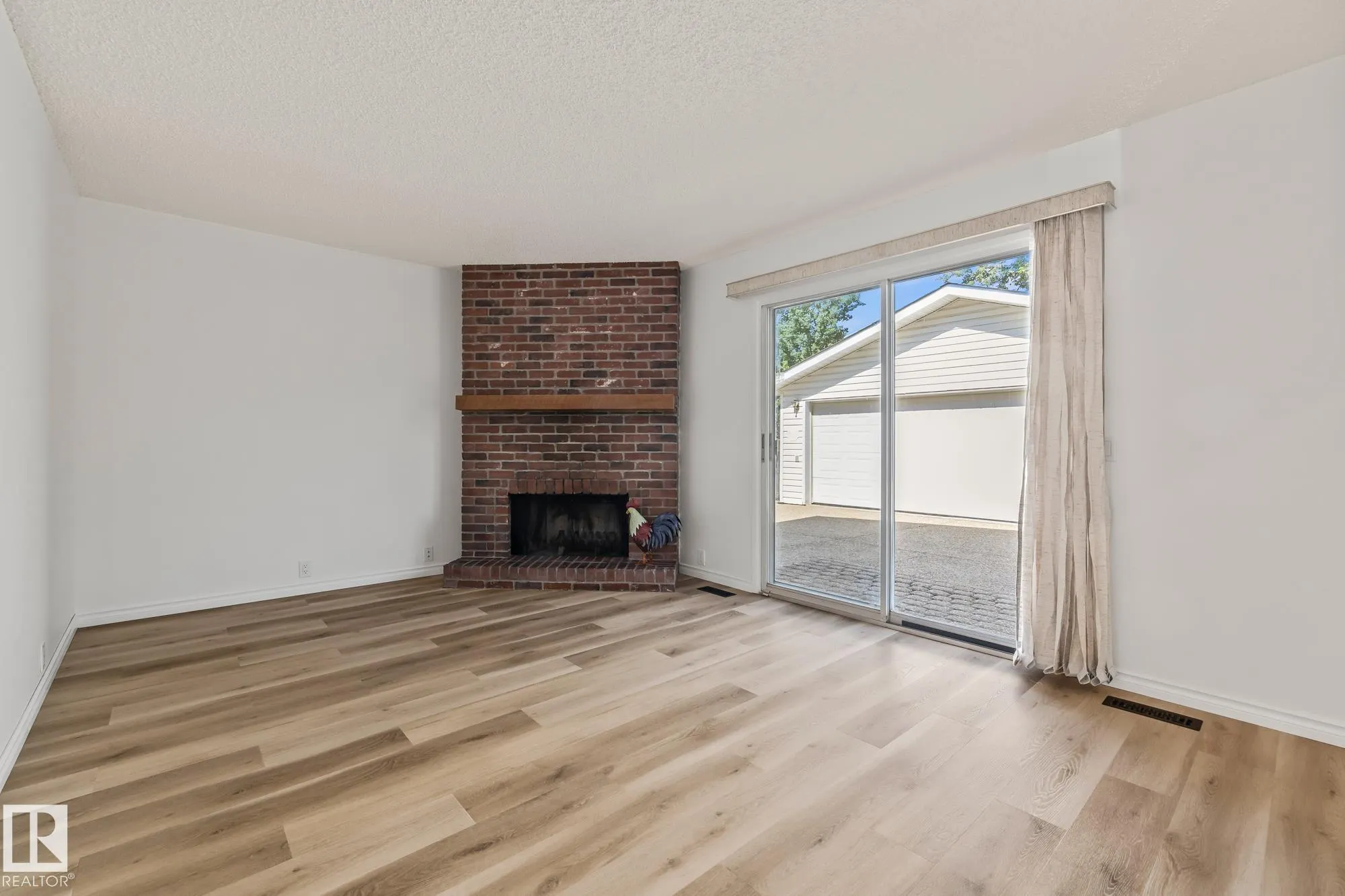 32 BUTTERFIELD Crescent