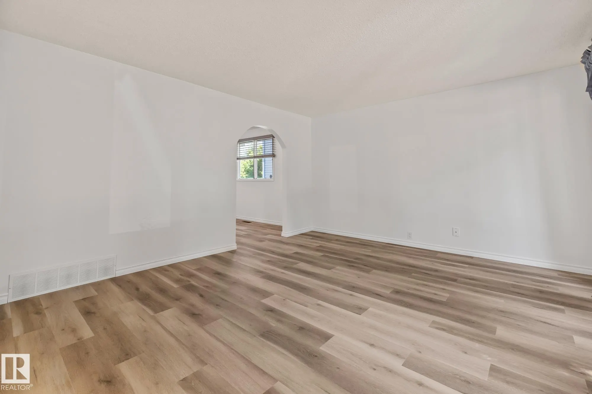 32 BUTTERFIELD Crescent