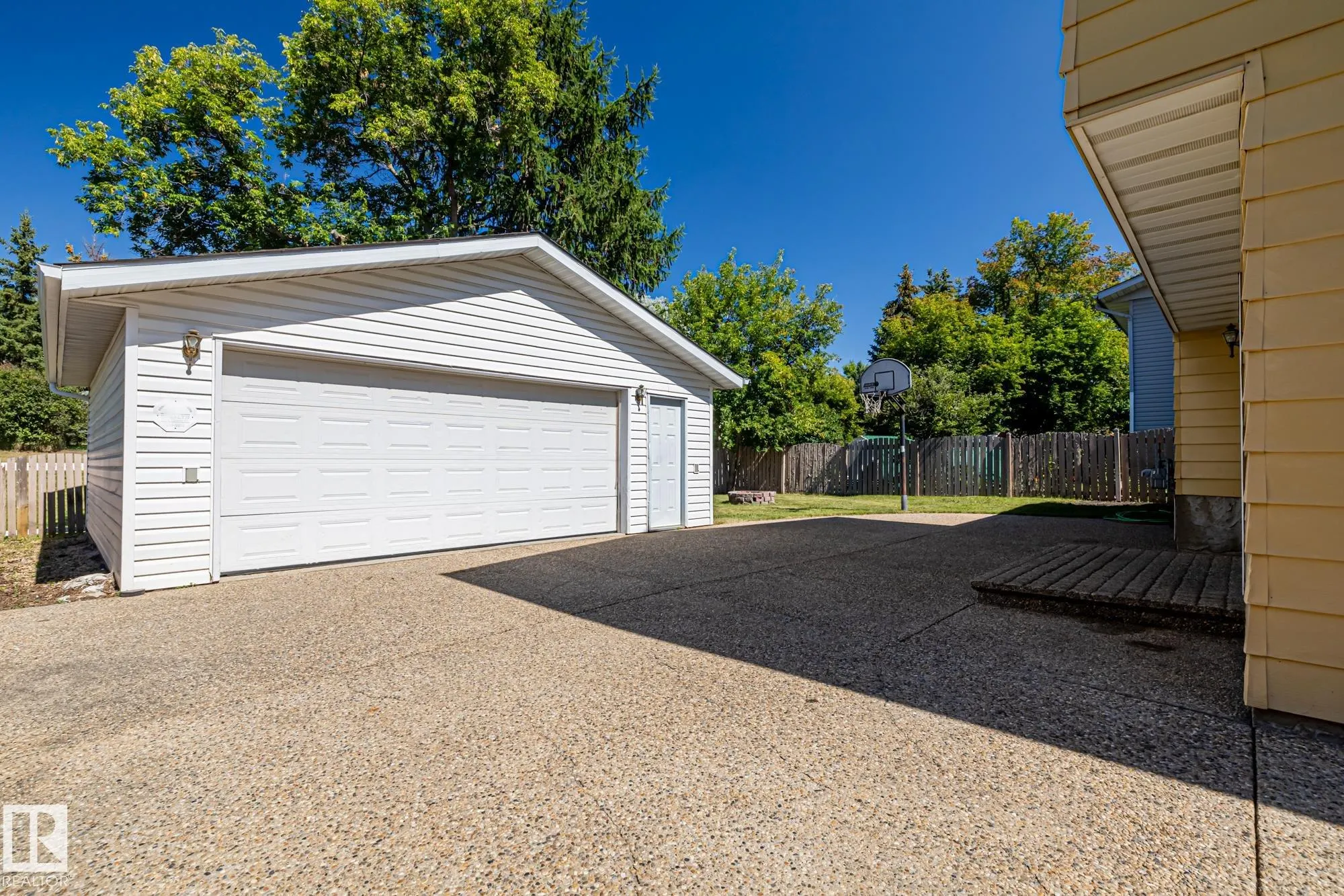 32 BUTTERFIELD Crescent