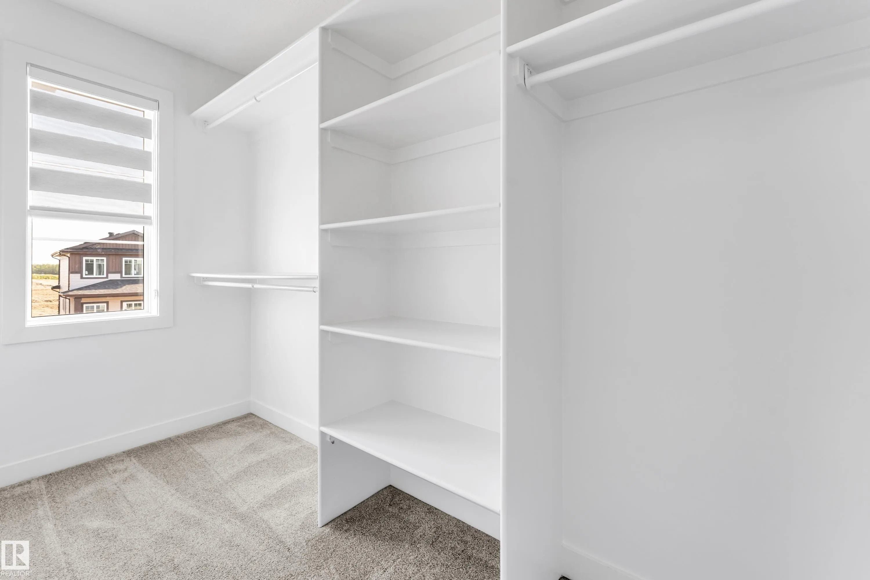 327 ROBERTS Wynd