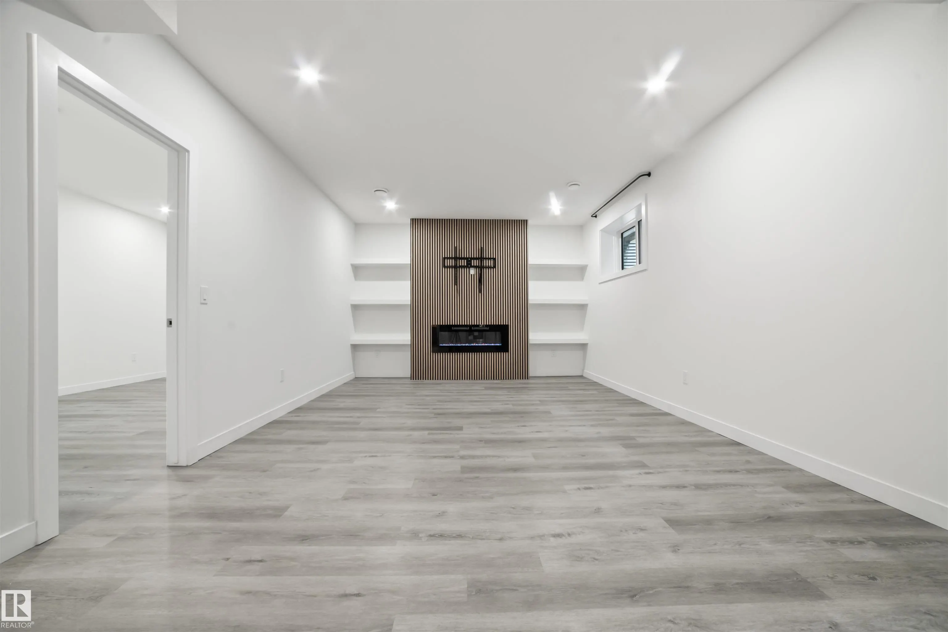 447 ROBERTS Crescent