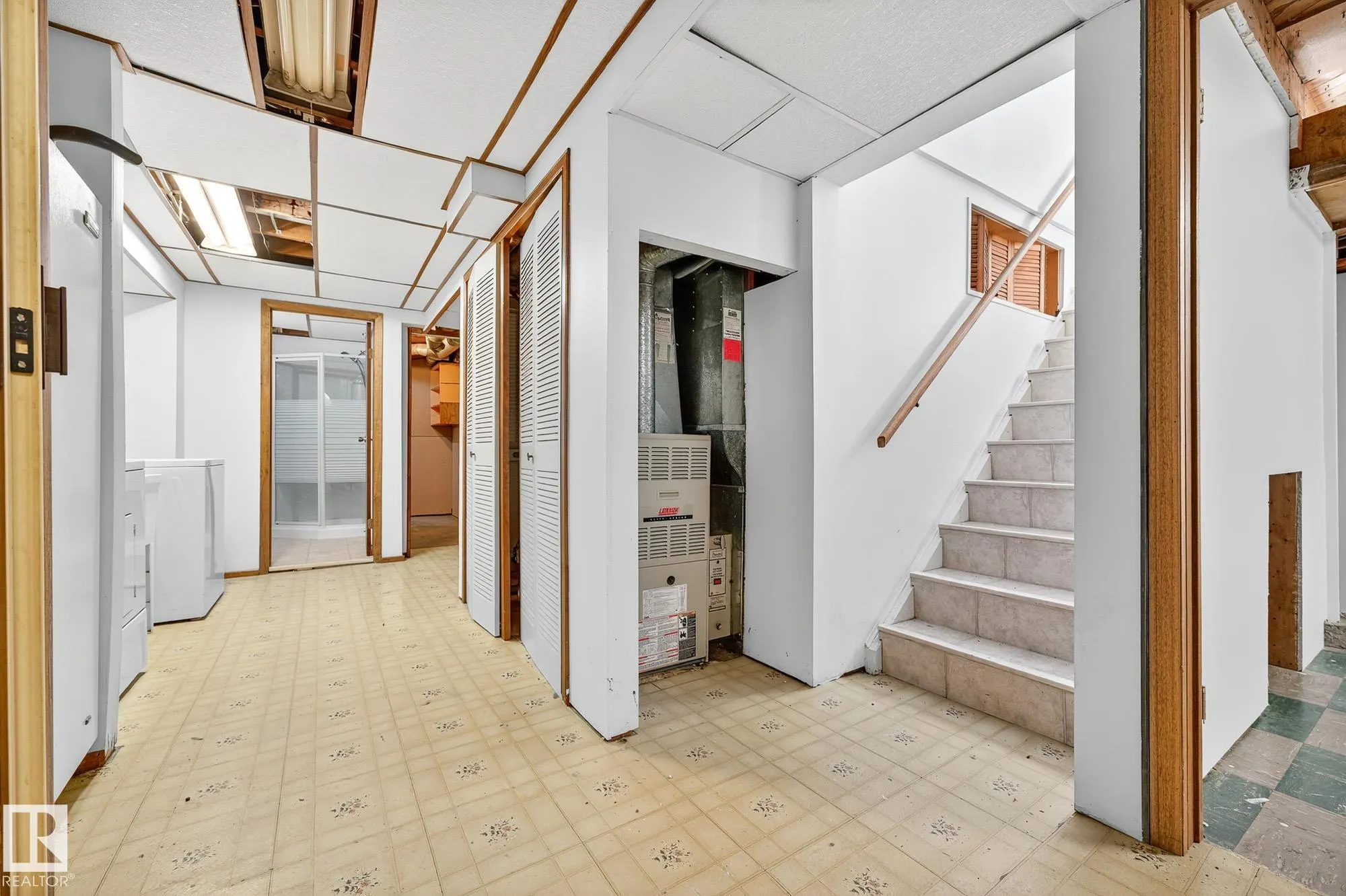 102 MAPLE Court