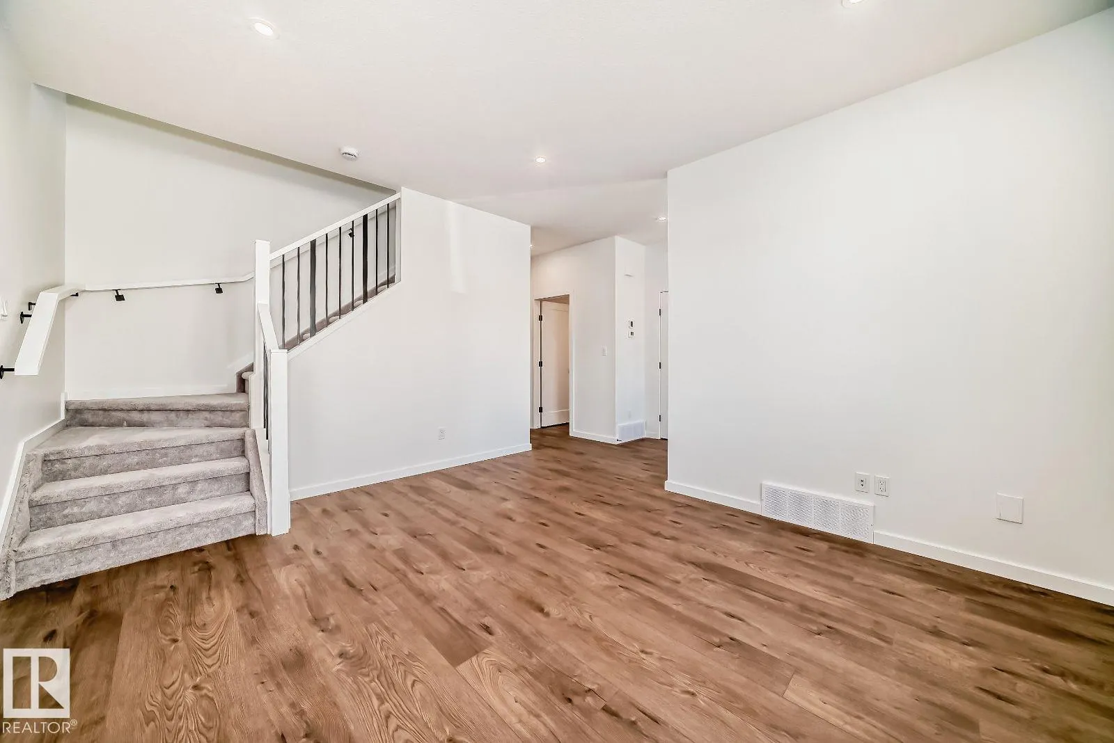 1365 AINSLIE Wynd