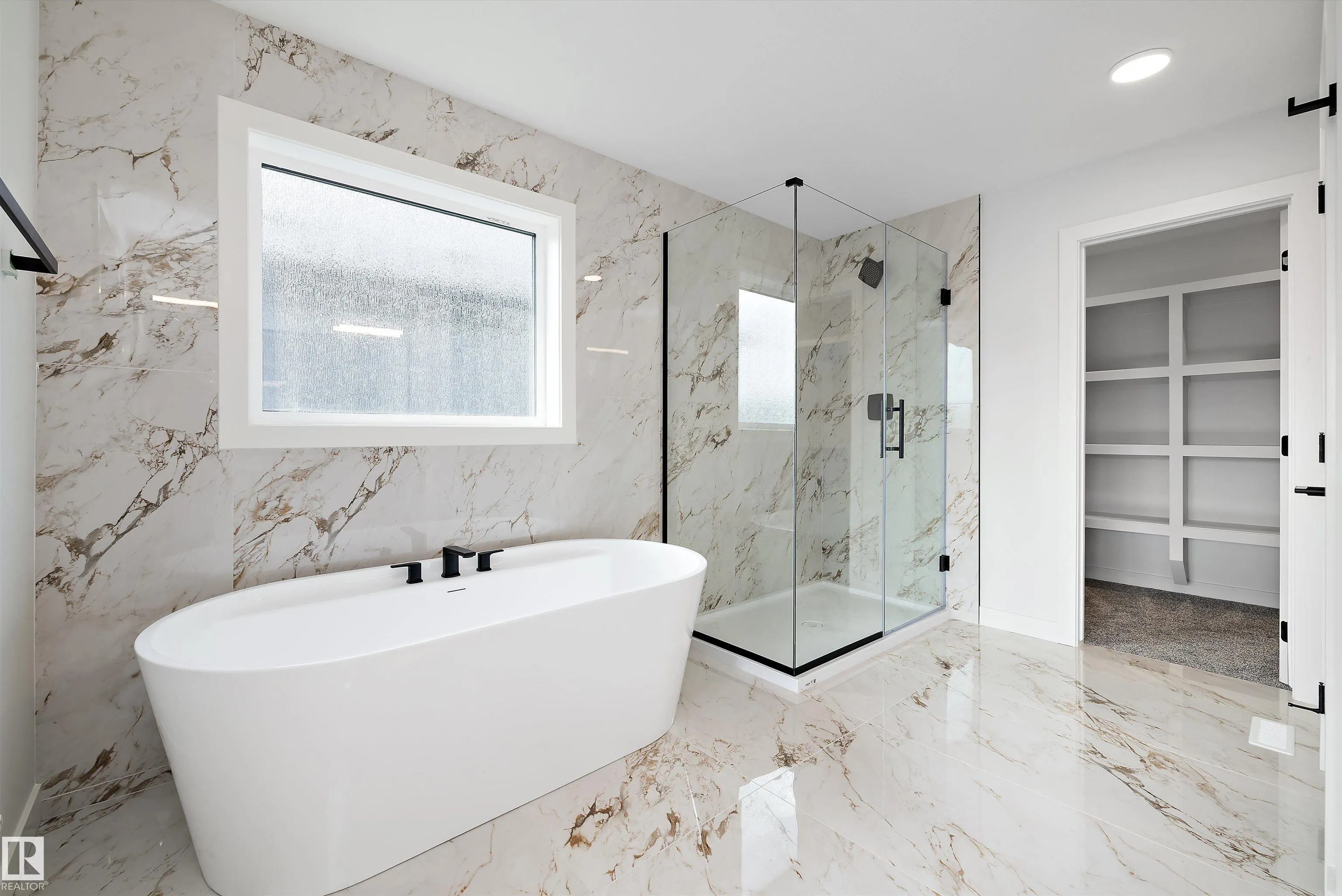 32 CANNES Cove