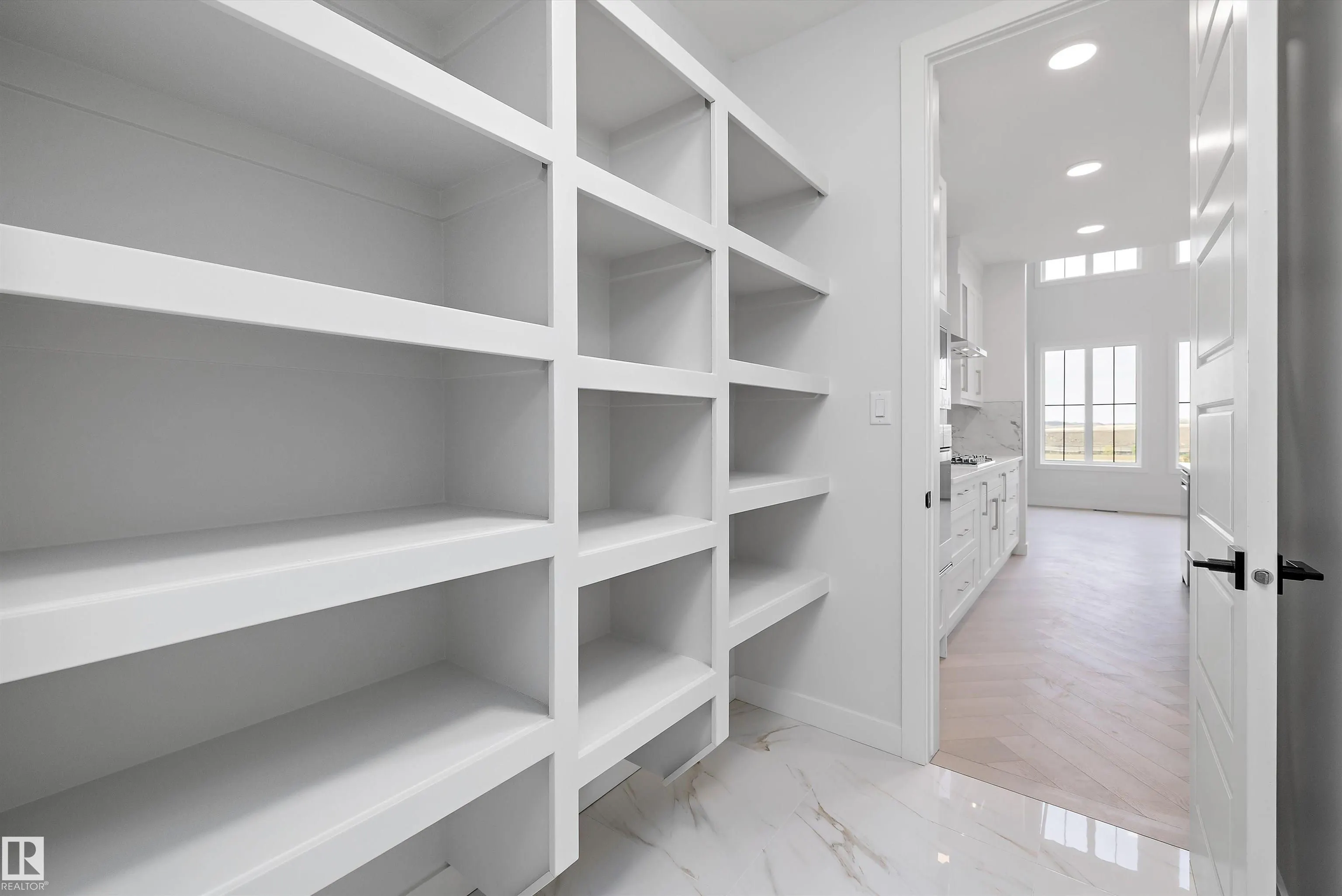 32 CANNES Cove