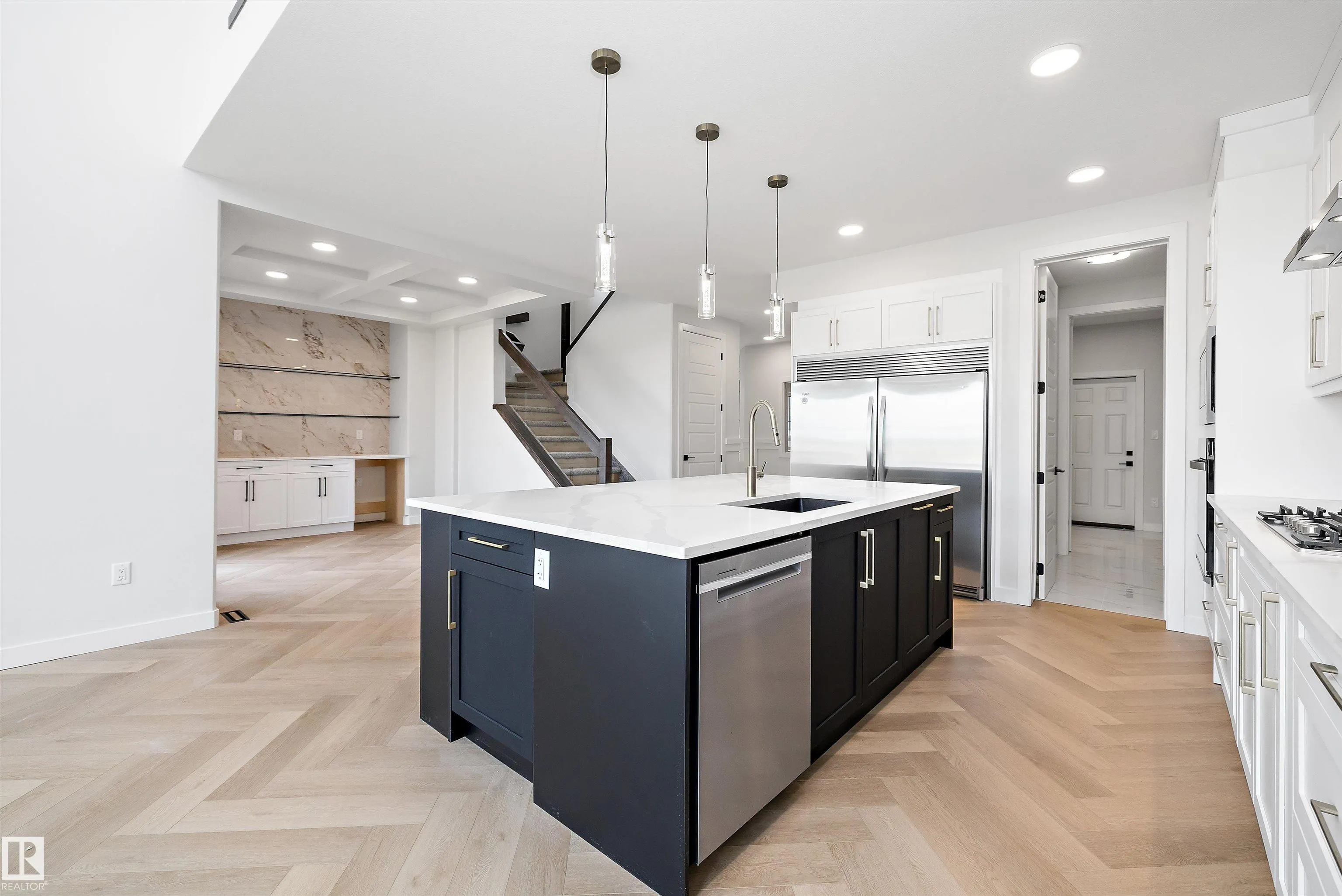 32 CANNES Cove