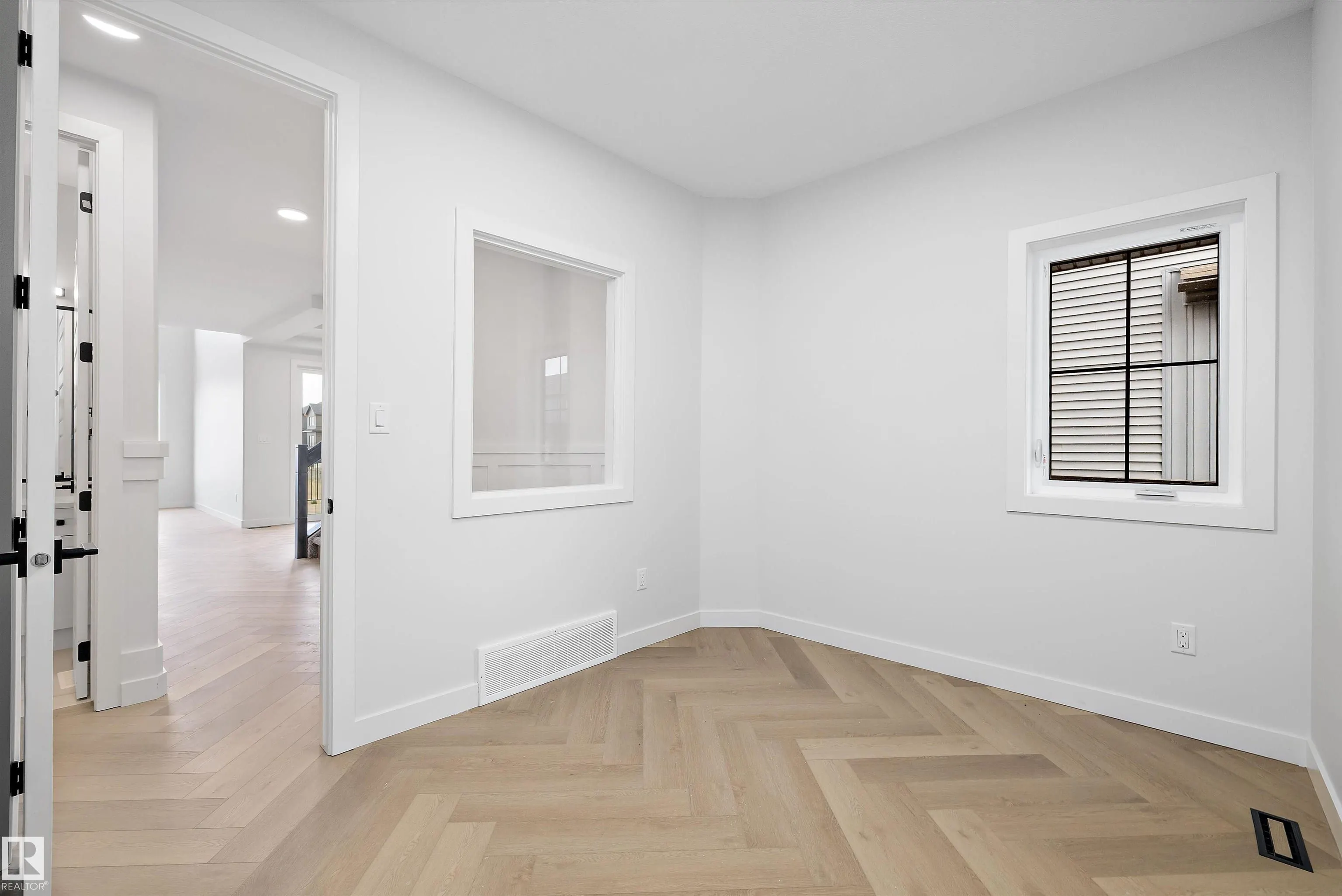 32 CANNES Cove