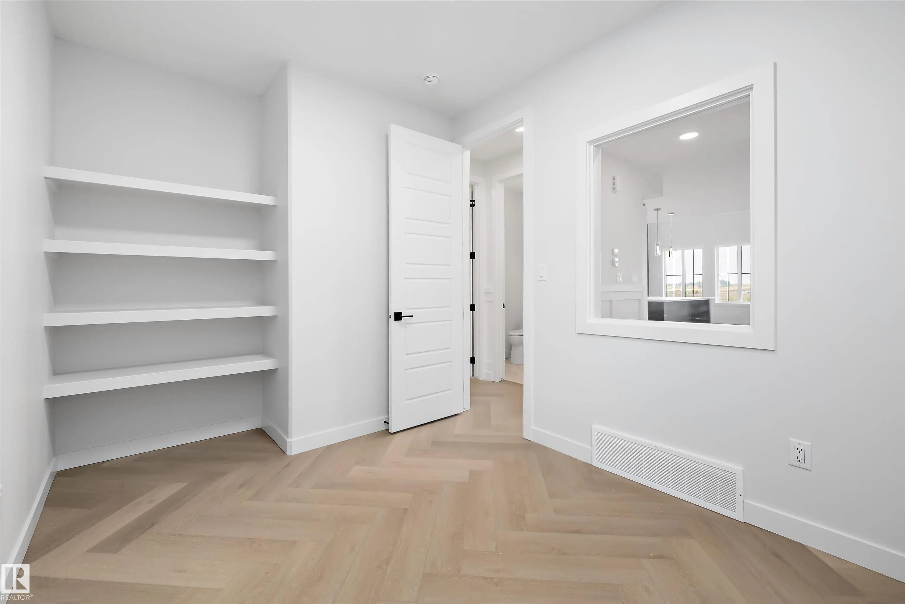 32 CANNES Cove