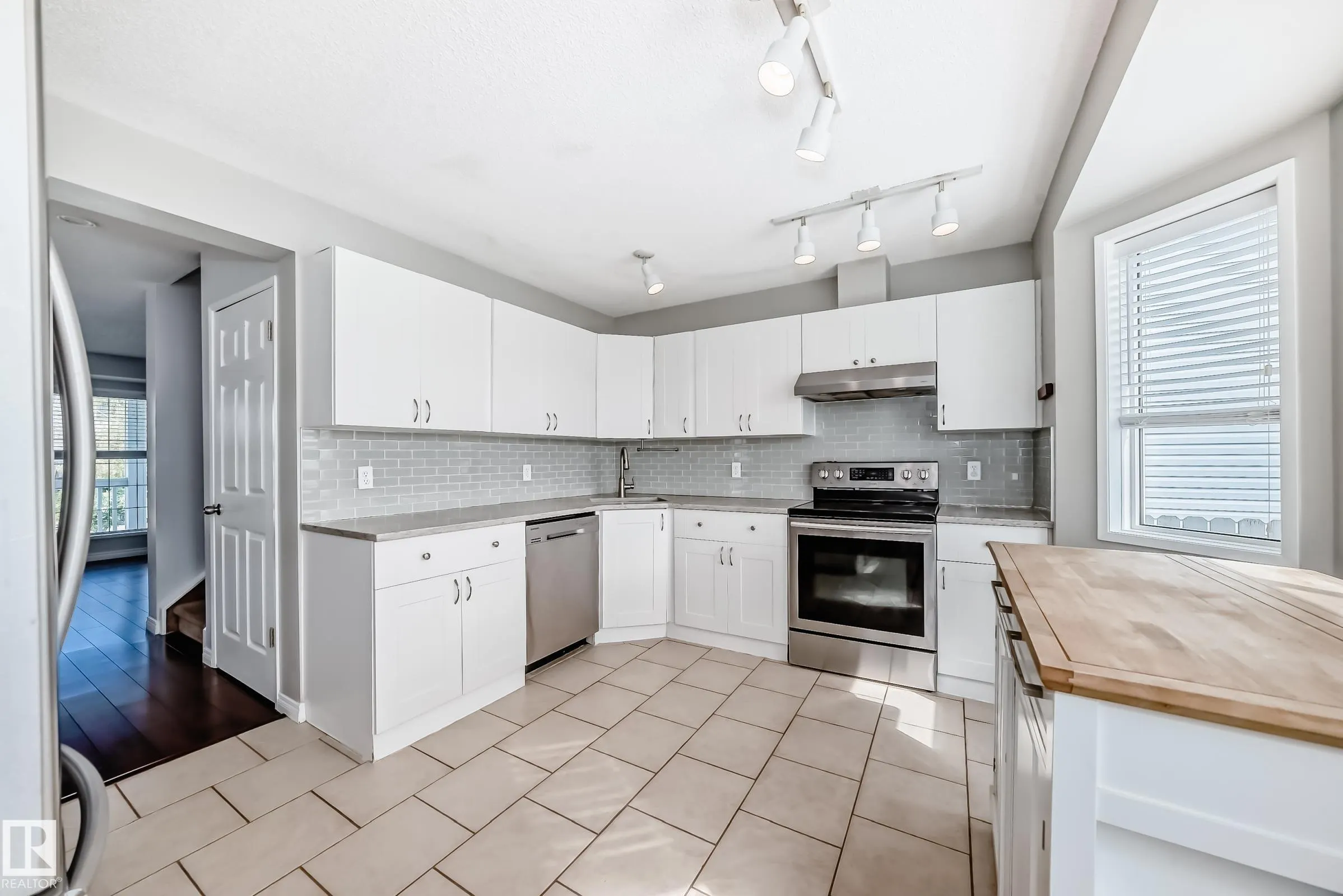 16217 57 ST