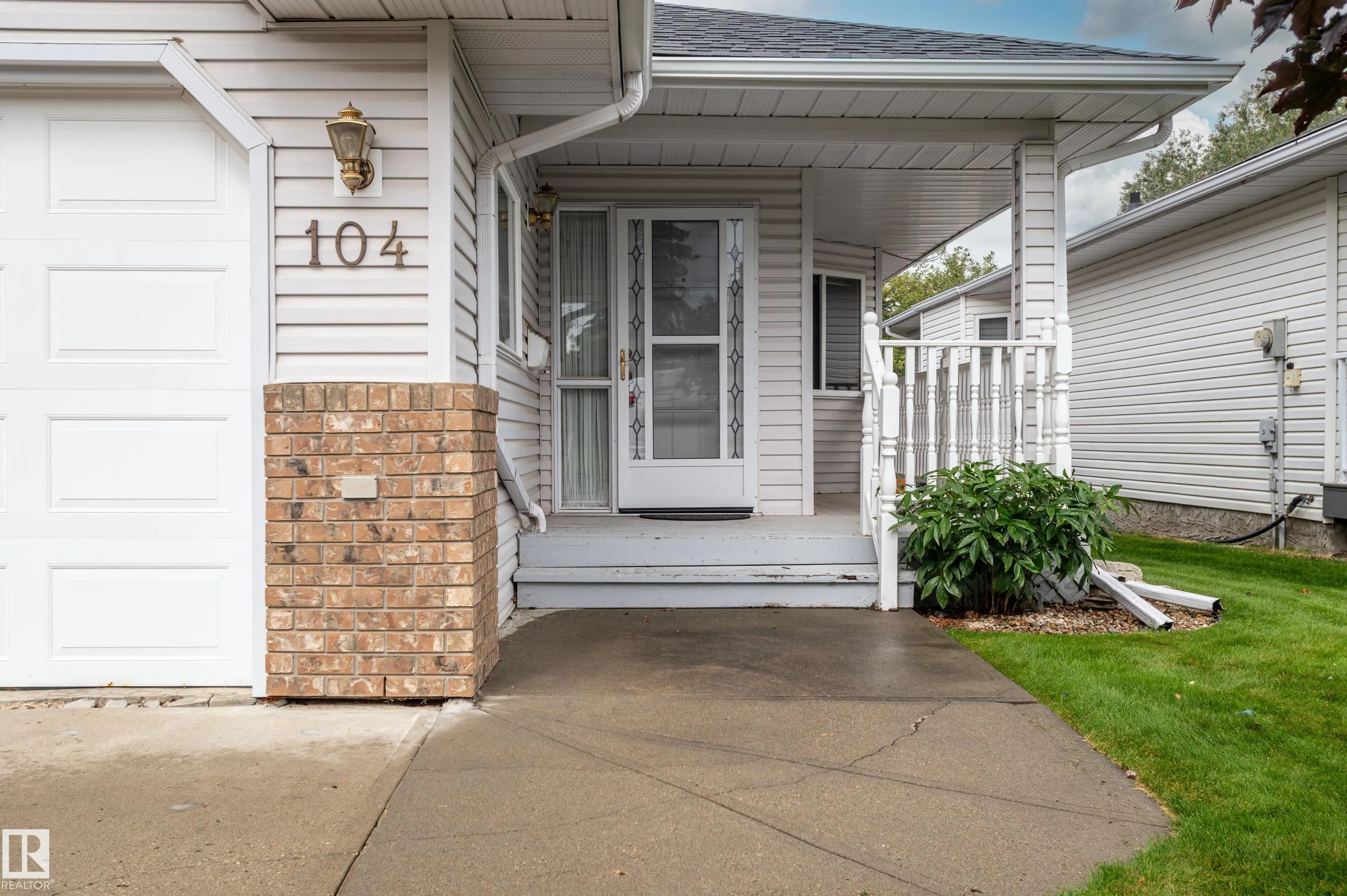 104 LAKESIDE Place