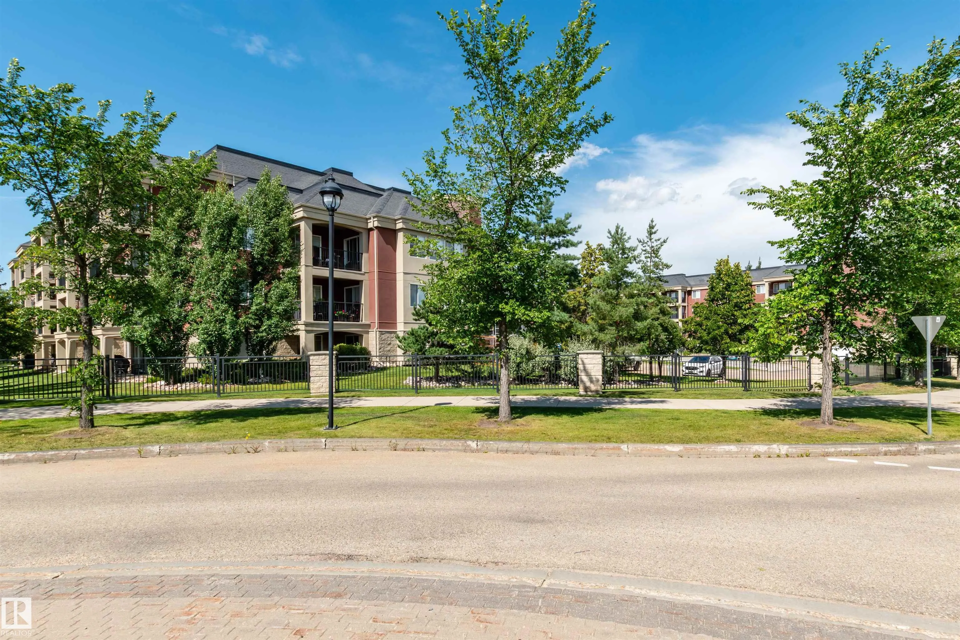 300 PALISADES Way