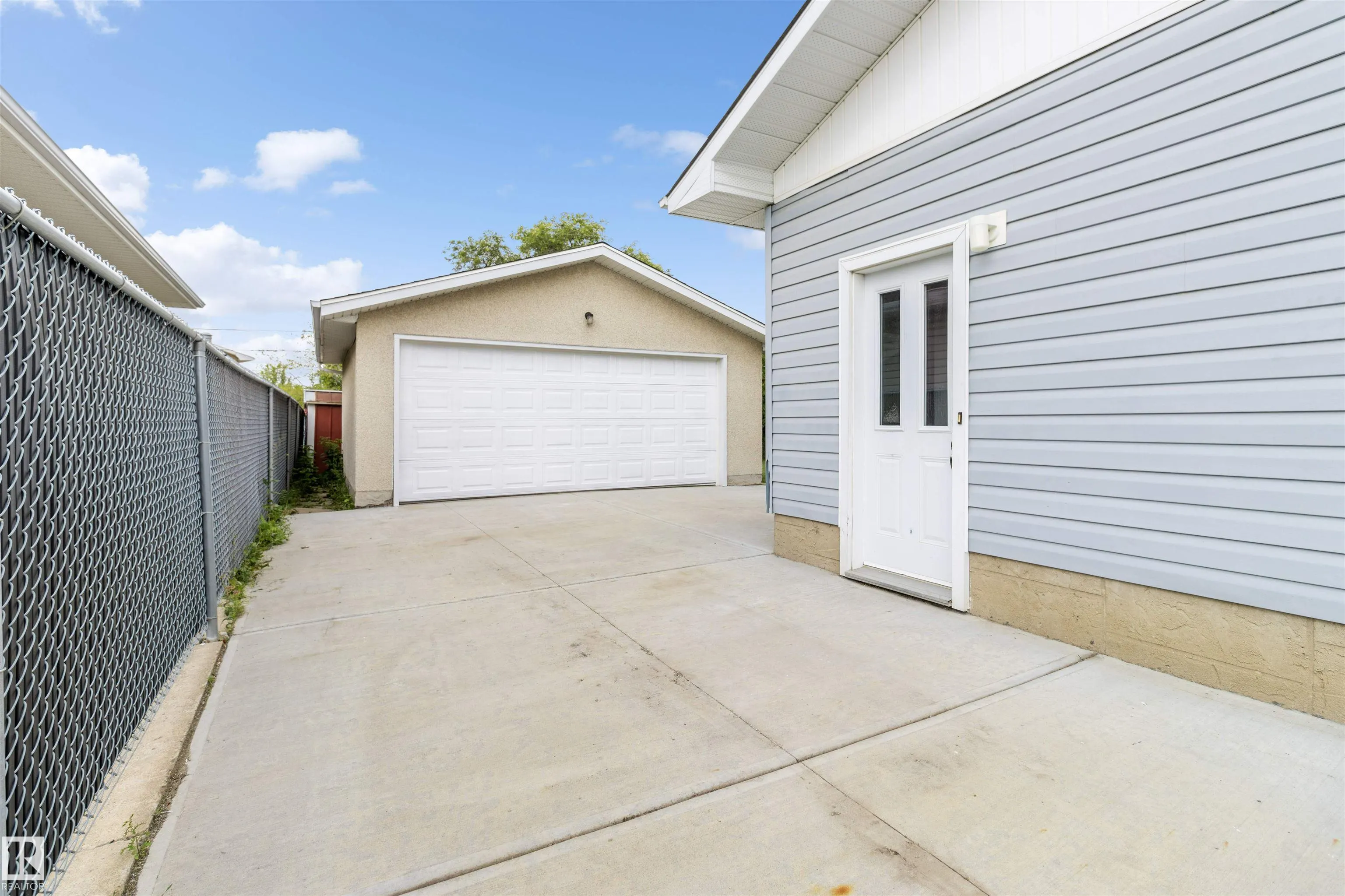 875 JUNIPER Avenue