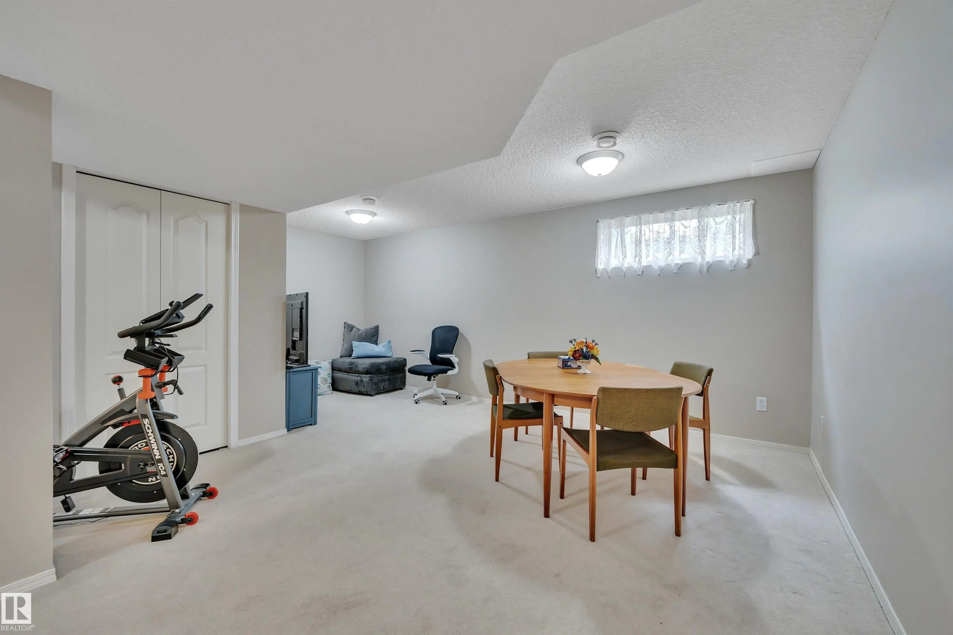 6 ASPENGLEN Drive