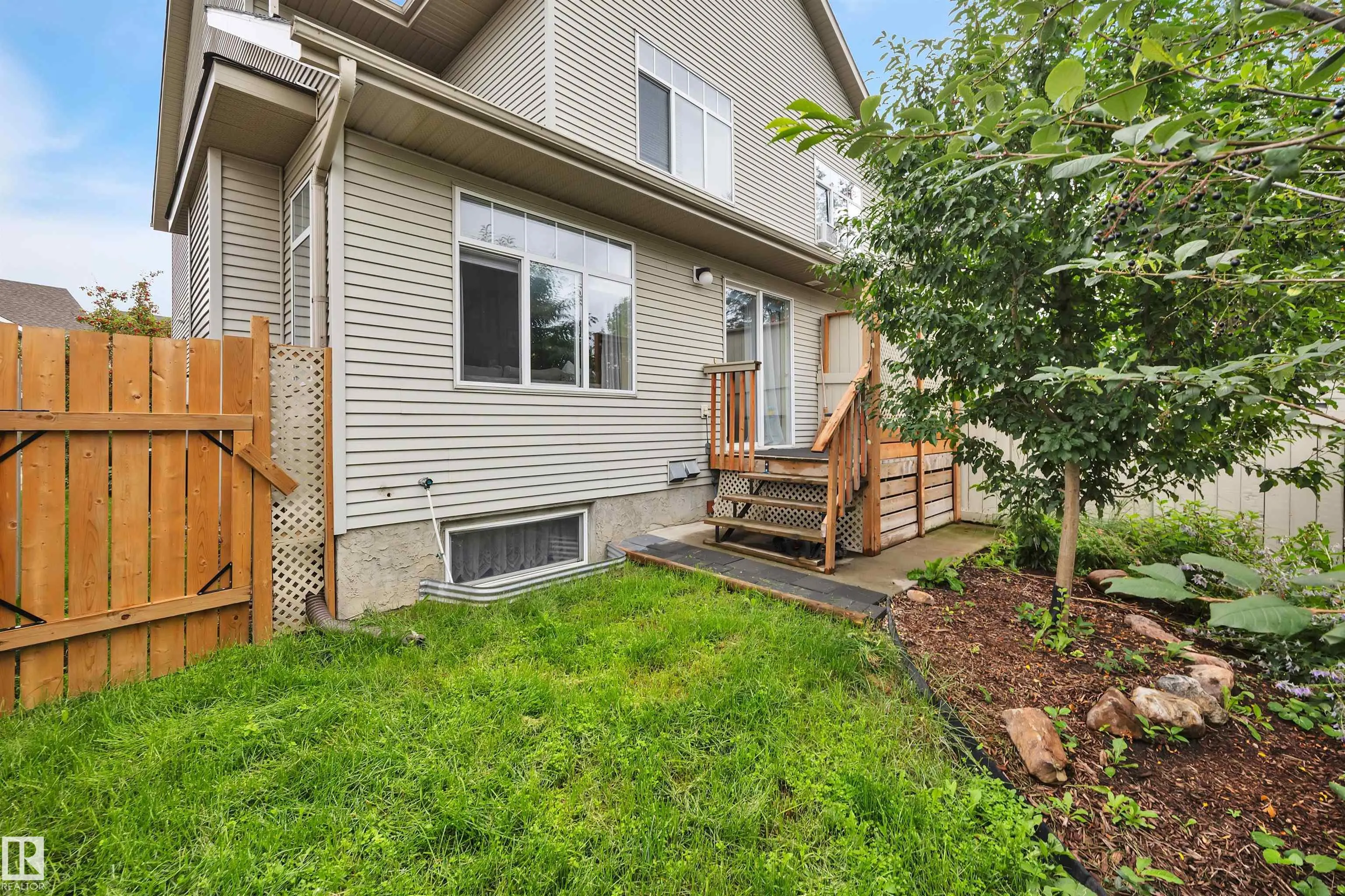 6 ASPENGLEN Drive
