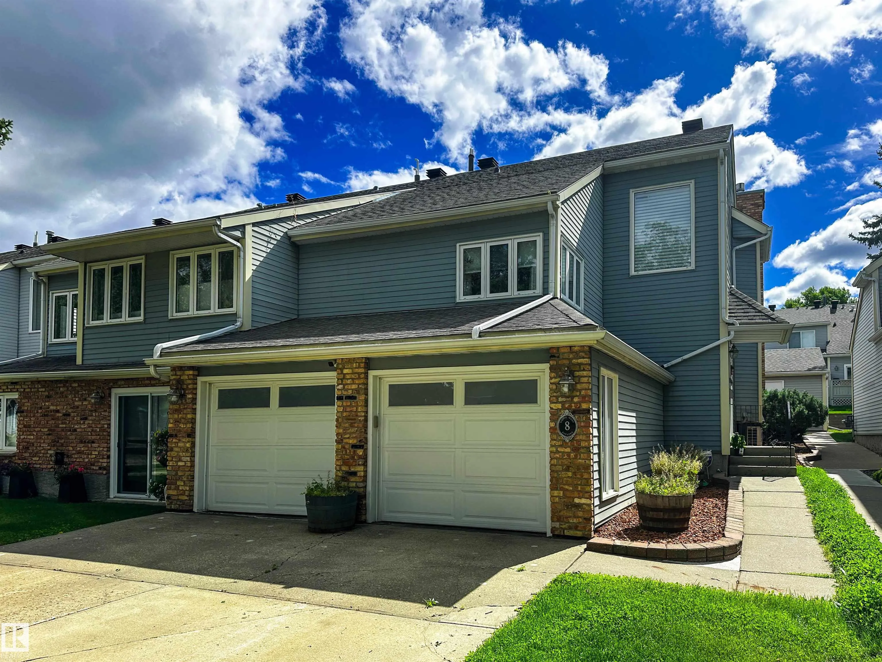 8 WHITEOAKS Estates