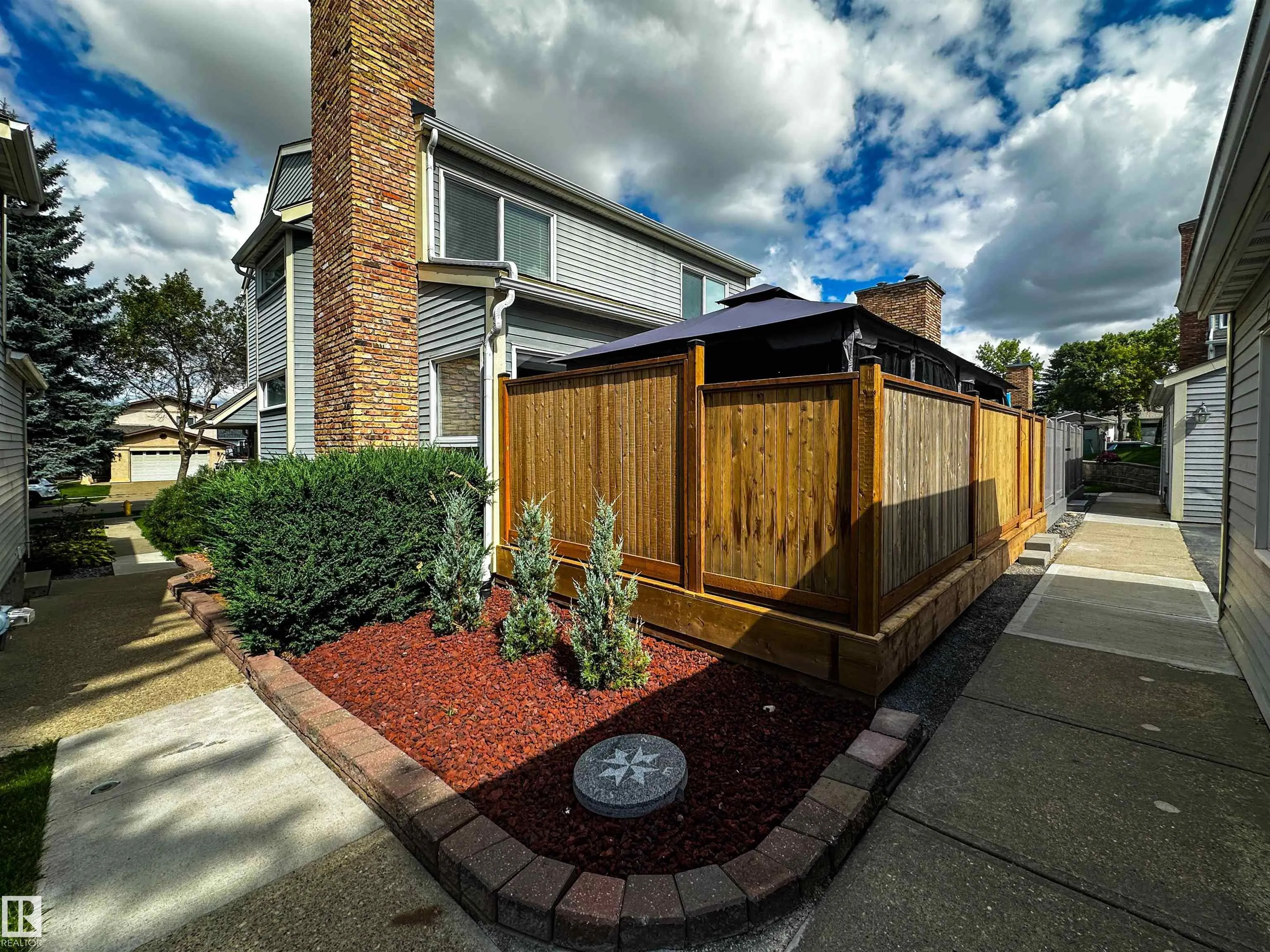 8 WHITEOAKS Estates