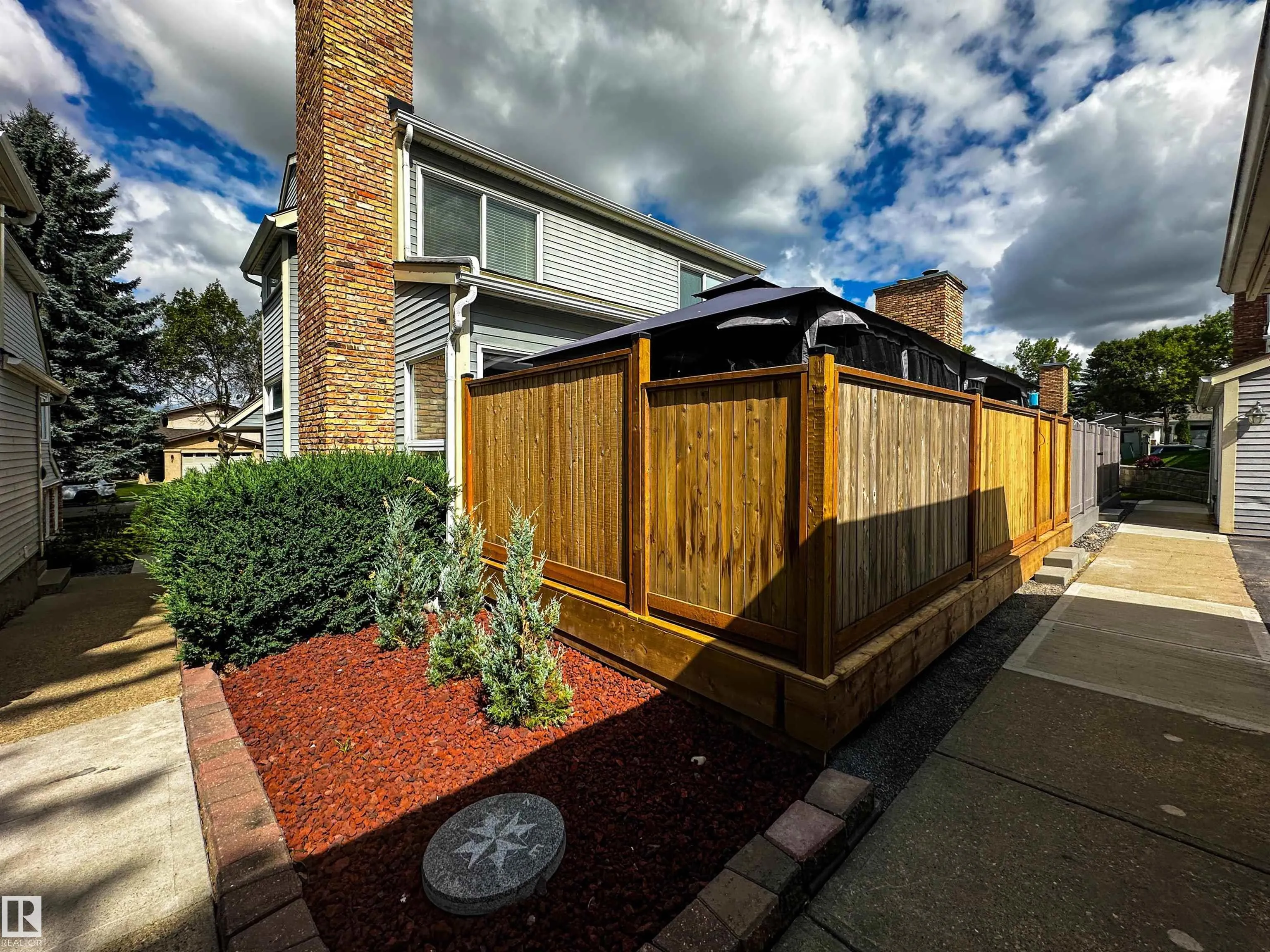 8 WHITEOAKS Estates