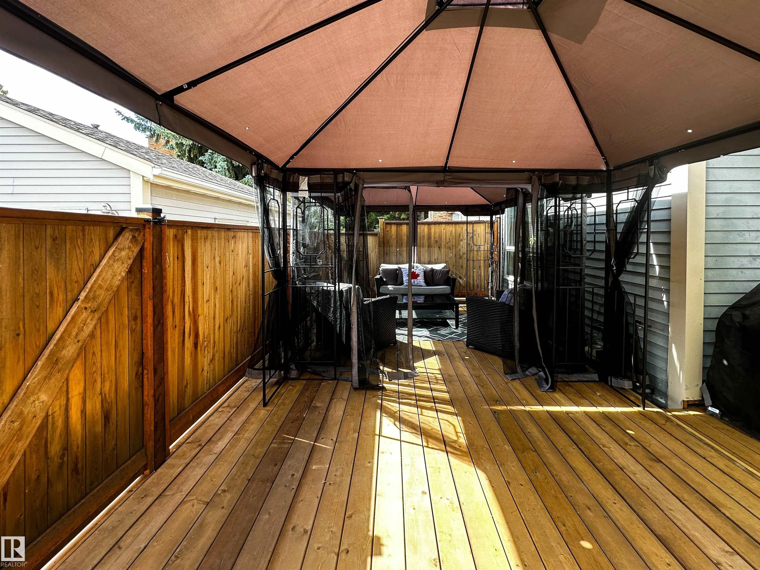 8 WHITEOAKS Estates