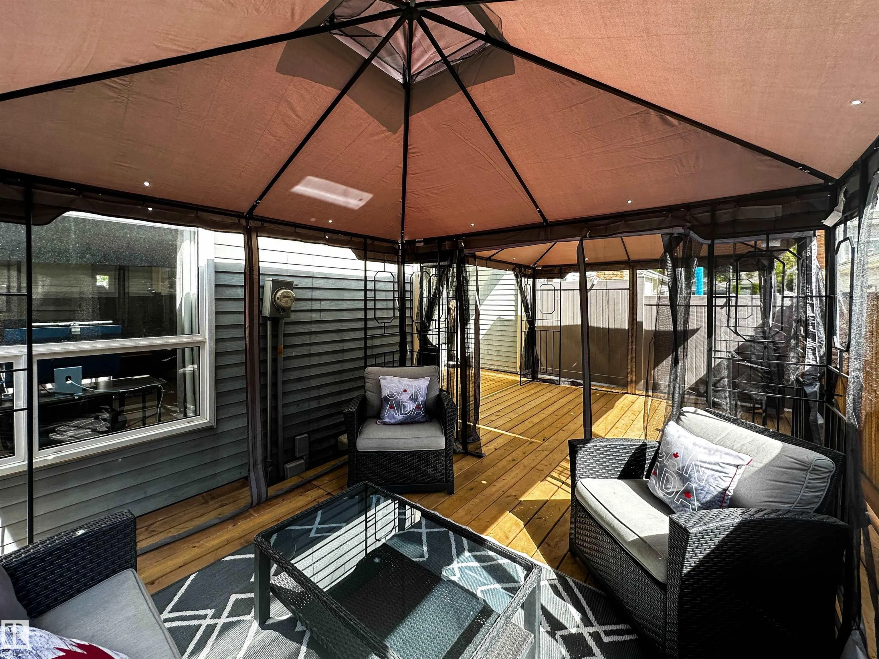 8 WHITEOAKS Estates