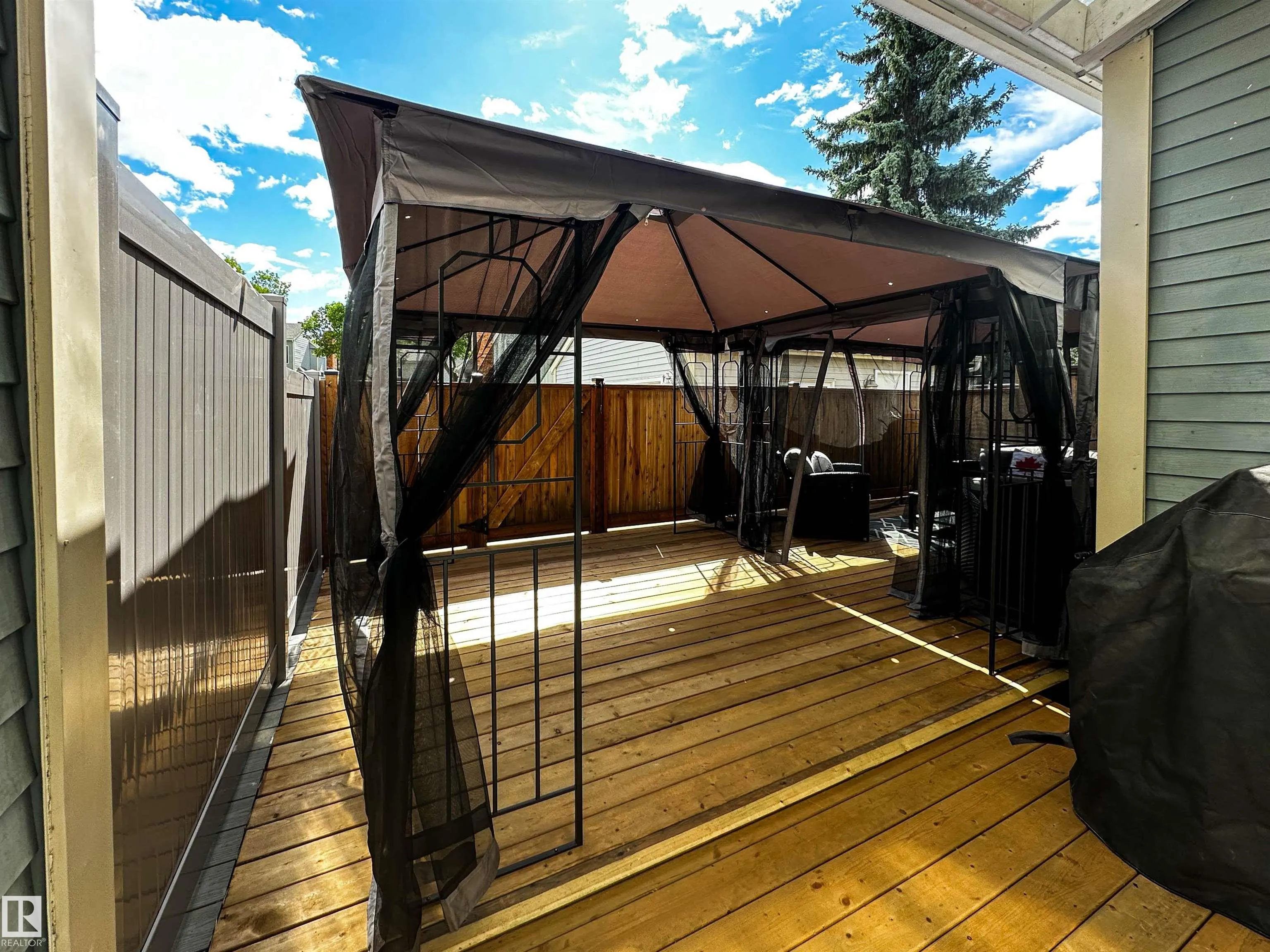 8 WHITEOAKS Estates